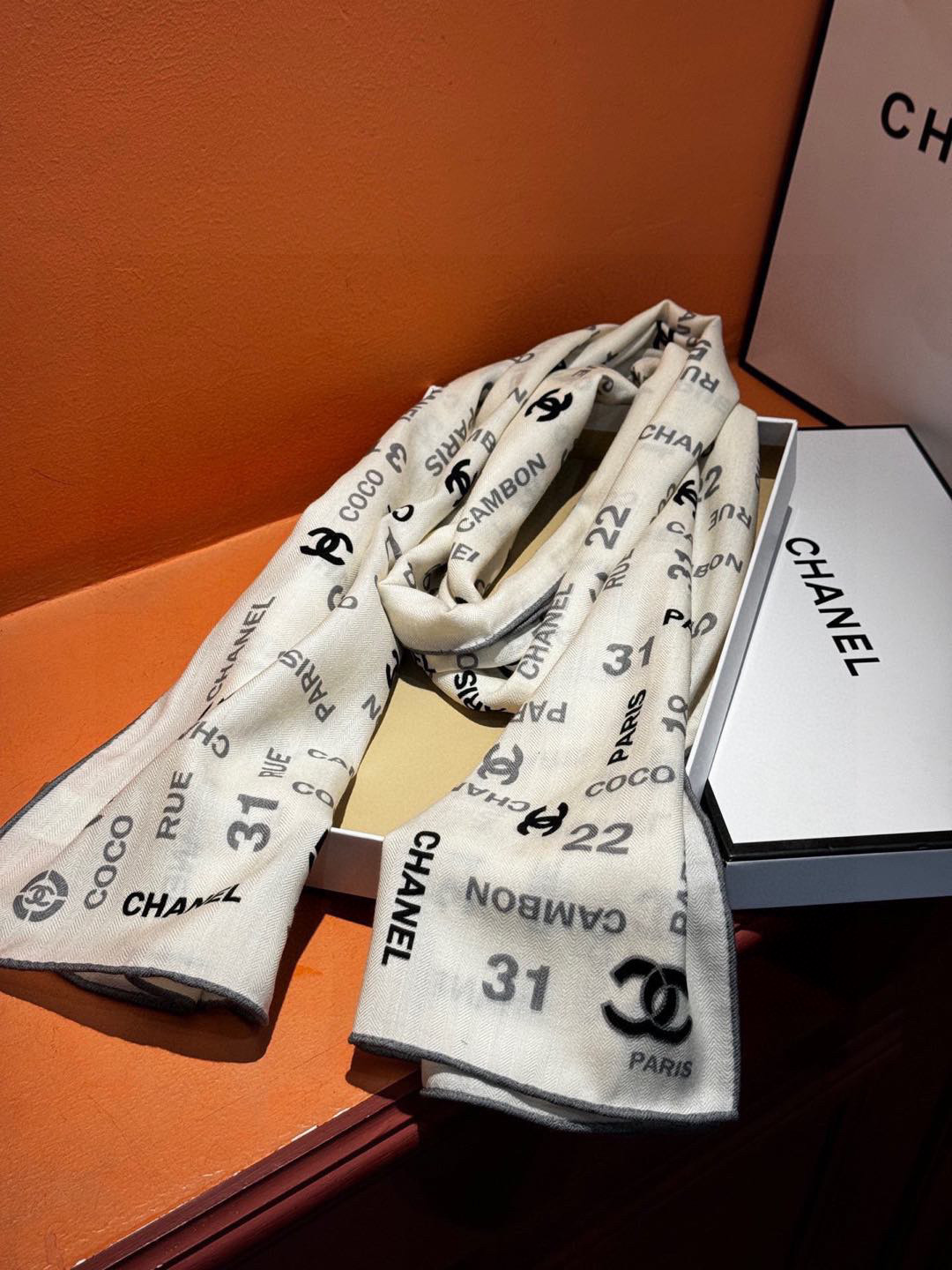   上新❤️
【Chanel】 
经典茶花优雅Coco风，Chanel最新菱格丝绒大方巾~气质到骨子里，