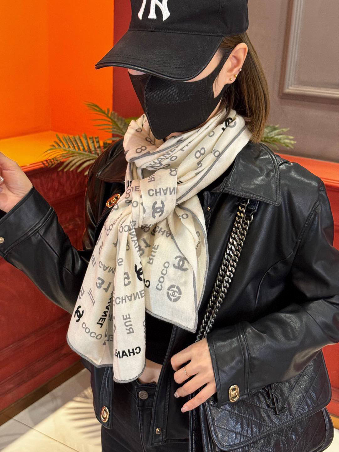   上新❤️
【Chanel】 
经典茶花优雅Coco风，Chanel最新菱格丝绒大方巾~气质到骨子里，