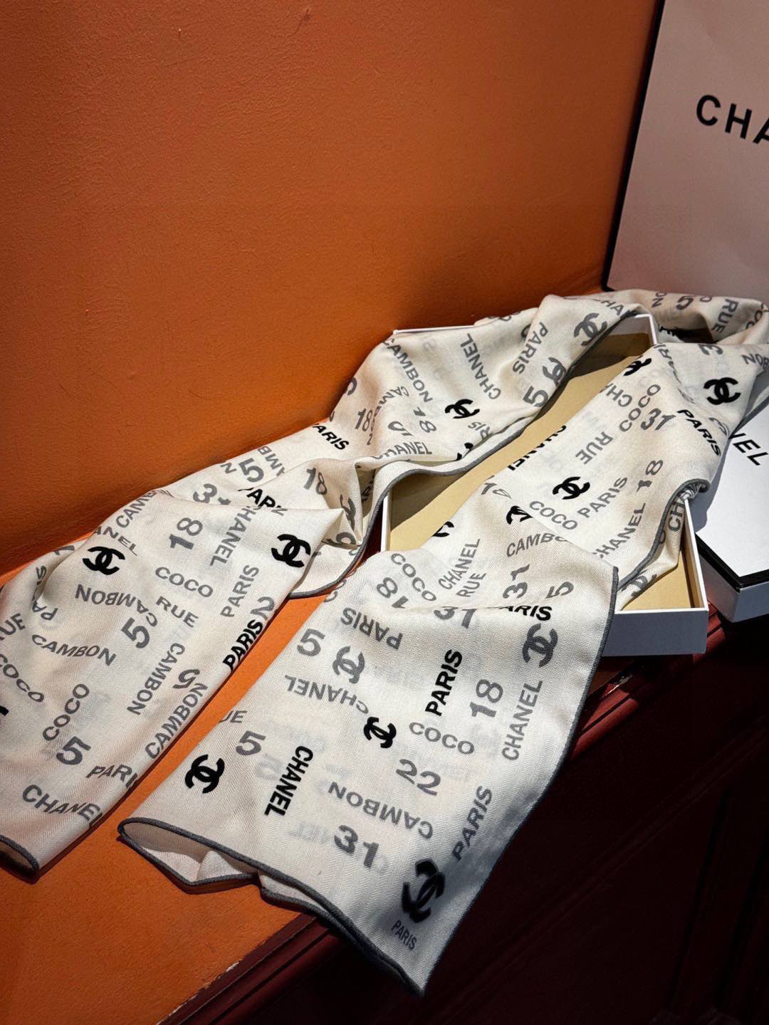   上新❤️
【Chanel】 
经典茶花优雅Coco风，Chanel最新菱格丝绒大方巾~气质到骨子里，