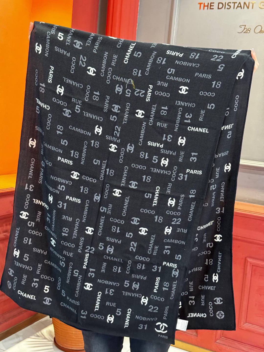   上新❤️
【Chanel】 
经典茶花优雅Coco风，Chanel最新菱格丝绒大方巾~气质到骨子里，