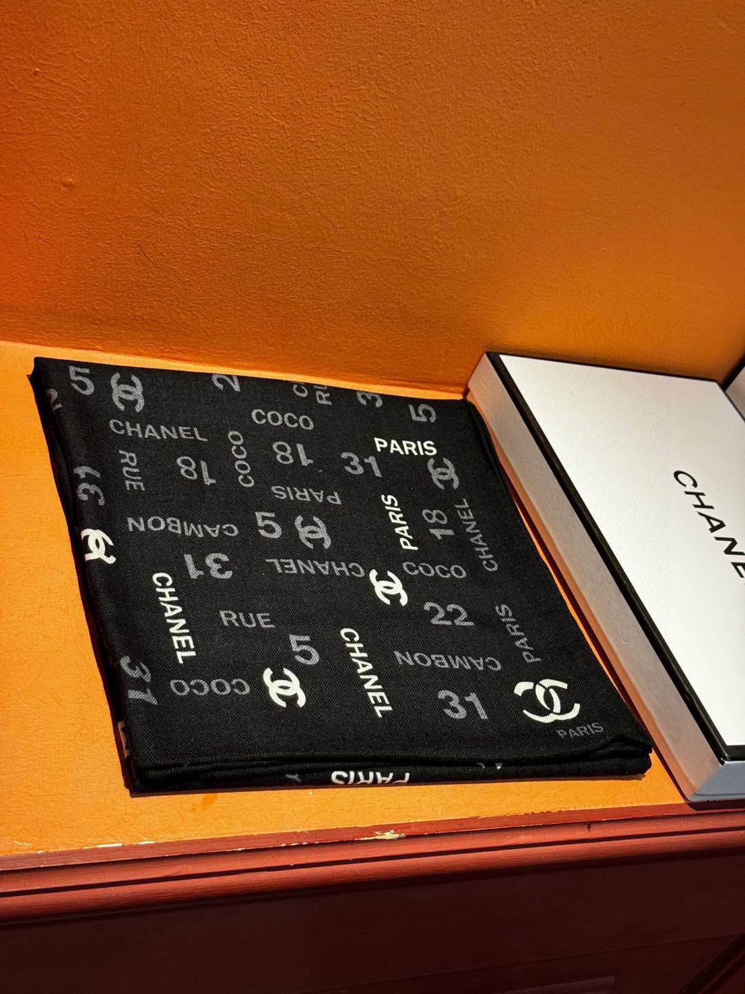   上新❤️
【Chanel】 
经典茶花优雅Coco风，Chanel最新菱格丝绒大方巾~气质到骨子里，