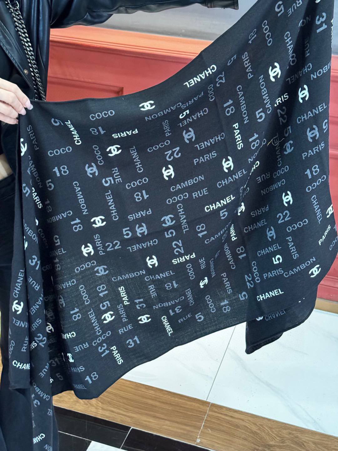   上新❤️
【Chanel】 
经典茶花优雅Coco风，Chanel最新菱格丝绒大方巾~气质到骨子里，