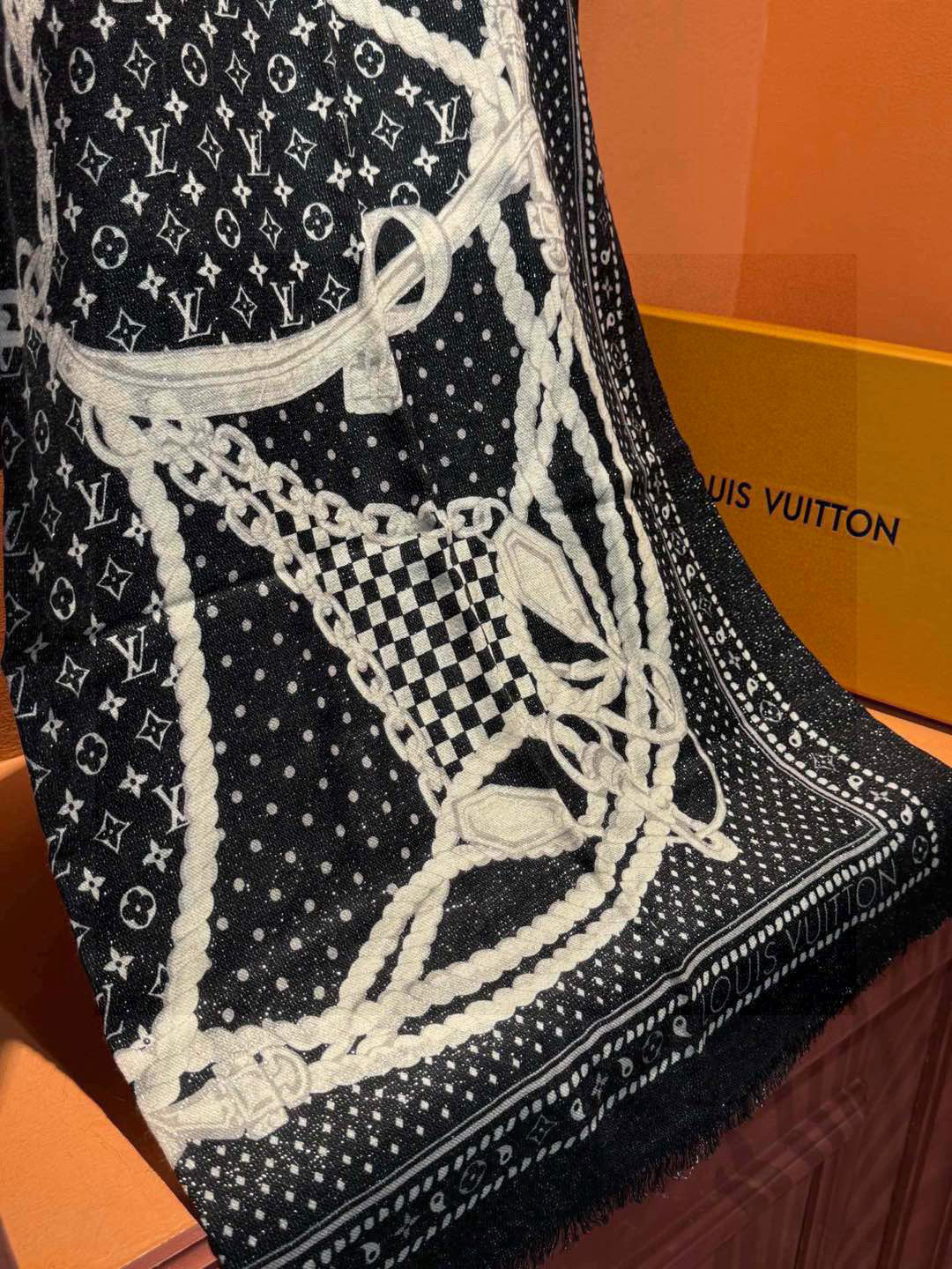  【会发光发亮的围巾】LV银丝羊绒材质❗️轻奢感十足👸 🌺专柜新款🌟面料追求造型，手感挺括，高端设计师配