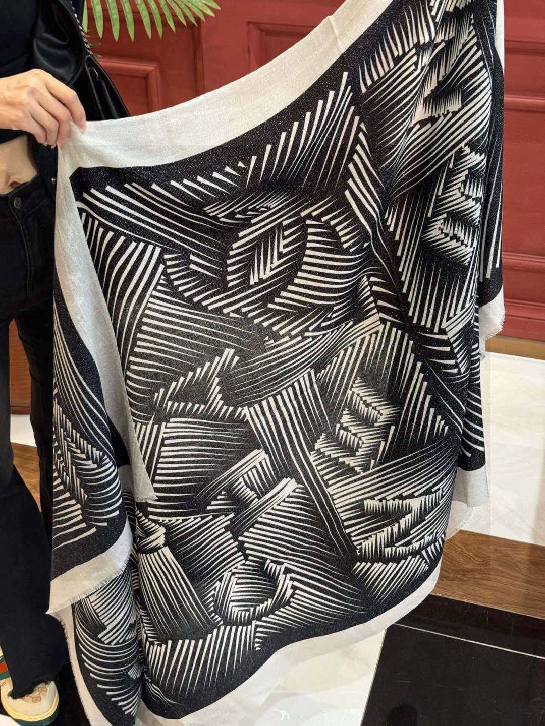  💃🏻💃🏻会发光发亮的围巾小香羊绒长巾【双C线条字母长巾】‼️抢‼️VIP推荐 ‼️👍下手一定要快【高端