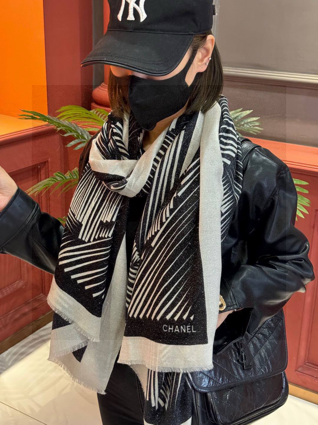  💃🏻💃🏻会发光发亮的围巾小香羊绒长巾【双C线条字母长巾】‼️抢‼️VIP推荐 ‼️👍下手一定要快【高端