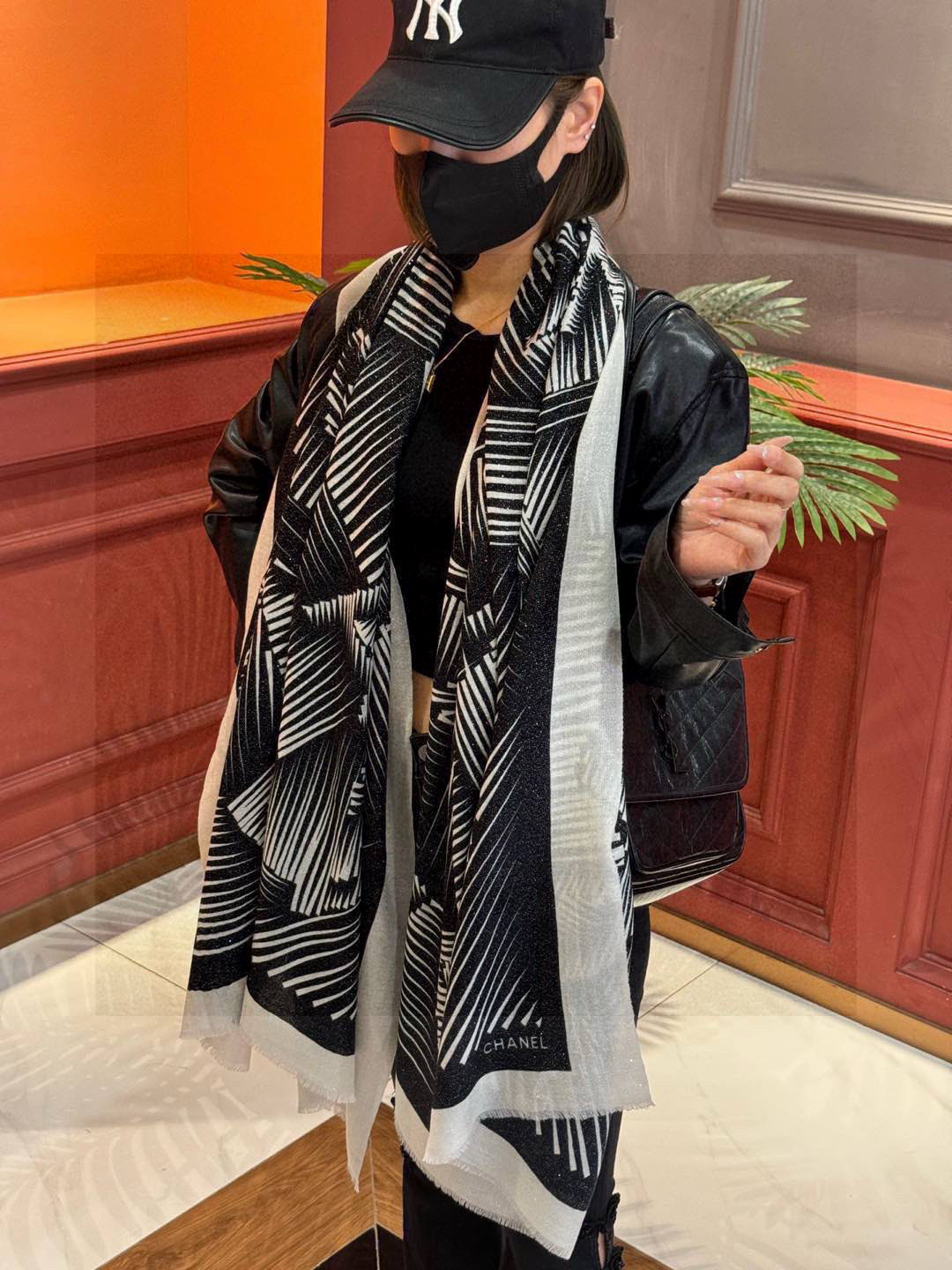  💃🏻💃🏻会发光发亮的围巾小香羊绒长巾【双C线条字母长巾】‼️抢‼️VIP推荐 ‼️👍下手一定要快【高端