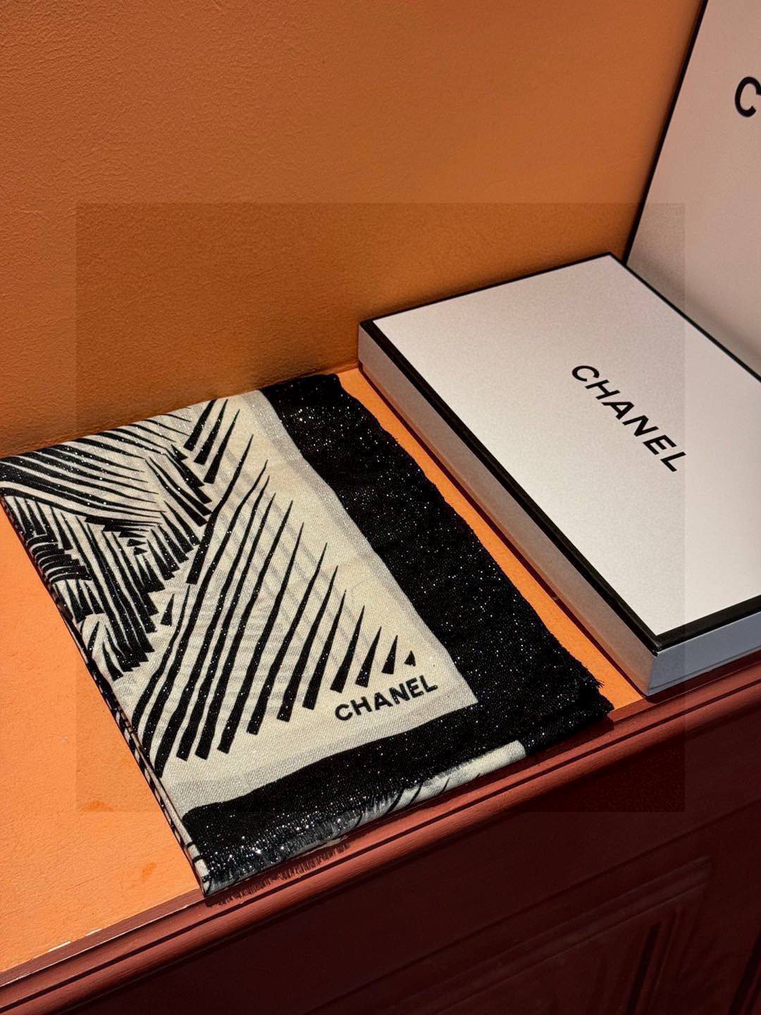  💃🏻💃🏻会发光发亮的围巾小香羊绒长巾【双C线条字母长巾】‼️抢‼️VIP推荐 ‼️👍下手一定要快【高端