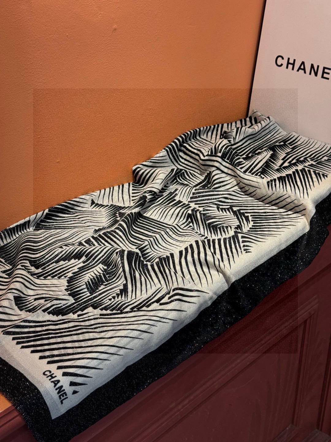  💃🏻💃🏻会发光发亮的围巾小香羊绒长巾【双C线条字母长巾】‼️抢‼️VIP推荐 ‼️👍下手一定要快【高端