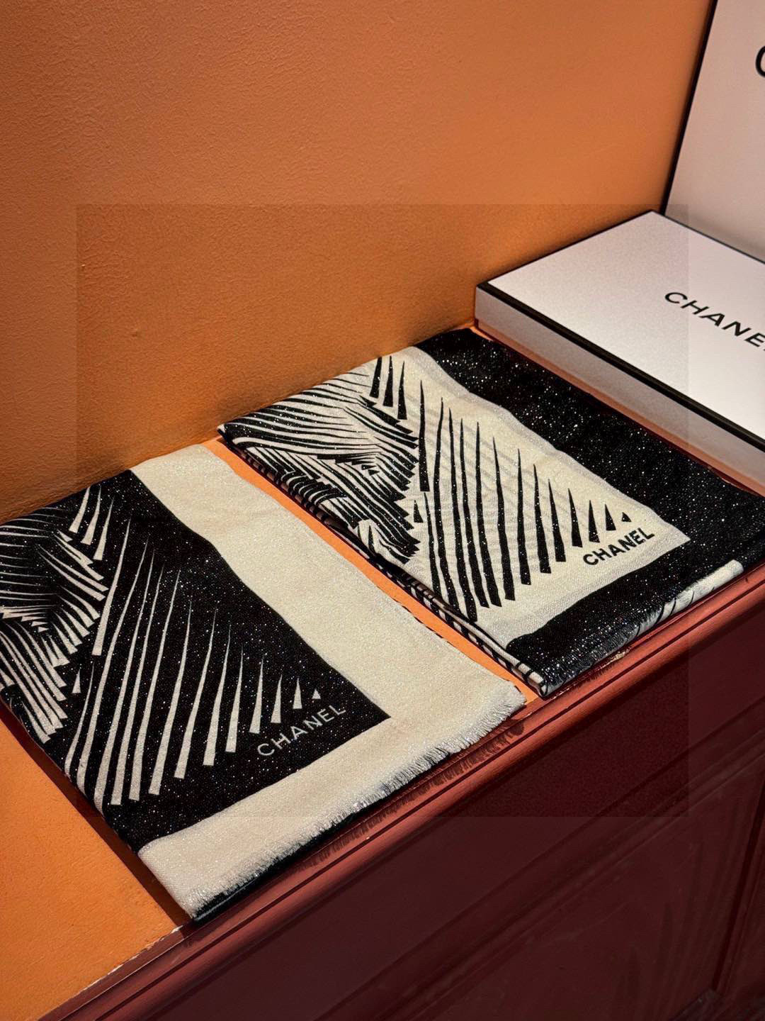  💃🏻💃🏻会发光发亮的围巾小香羊绒长巾【双C线条字母长巾】‼️抢‼️VIP推荐 ‼️👍下手一定要快【高端