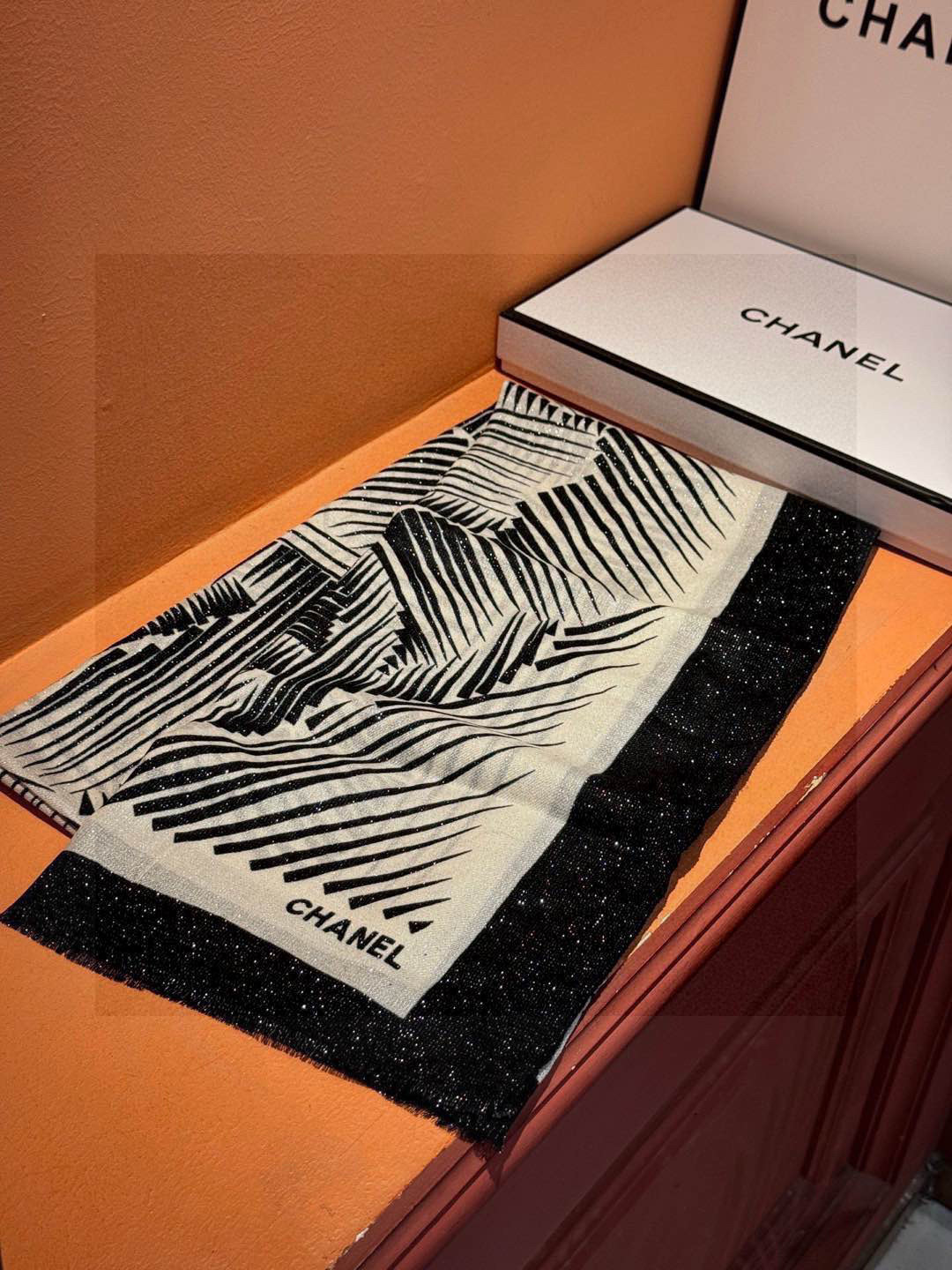  💃🏻💃🏻会发光发亮的围巾小香羊绒长巾【双C线条字母长巾】‼️抢‼️VIP推荐 ‼️👍下手一定要快【高端