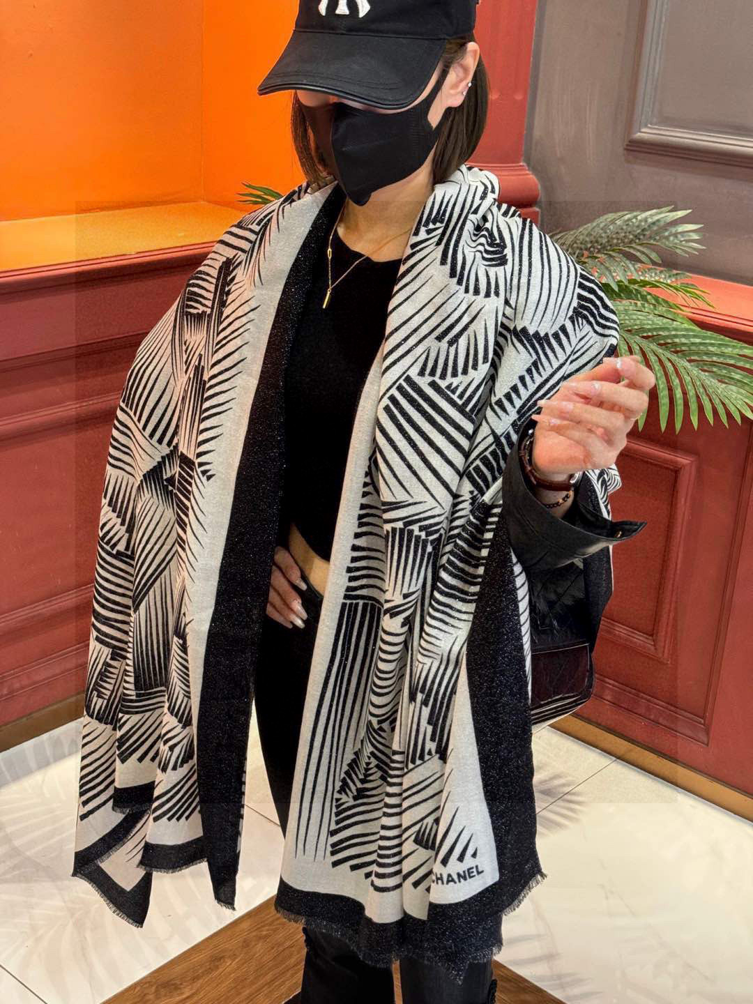  💃🏻💃🏻会发光发亮的围巾小香羊绒长巾【双C线条字母长巾】‼️抢‼️VIP推荐 ‼️👍下手一定要快【高端