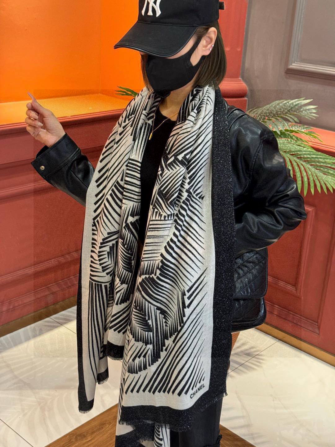  💃🏻💃🏻会发光发亮的围巾小香羊绒长巾【双C线条字母长巾】‼️抢‼️VIP推荐 ‼️👍下手一定要快【高端