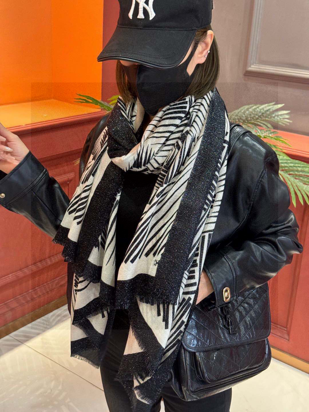  💃🏻💃🏻会发光发亮的围巾小香羊绒长巾【双C线条字母长巾】‼️抢‼️VIP推荐 ‼️👍下手一定要快【高端