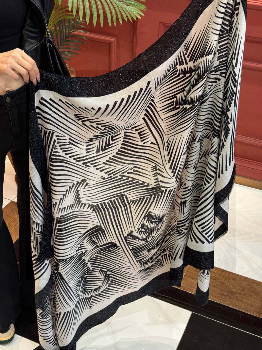  💃🏻💃🏻会发光发亮的围巾小香羊绒长巾【双C线条字母长巾】‼️抢‼️VIP推荐 ‼️👍下手一定要快【高端