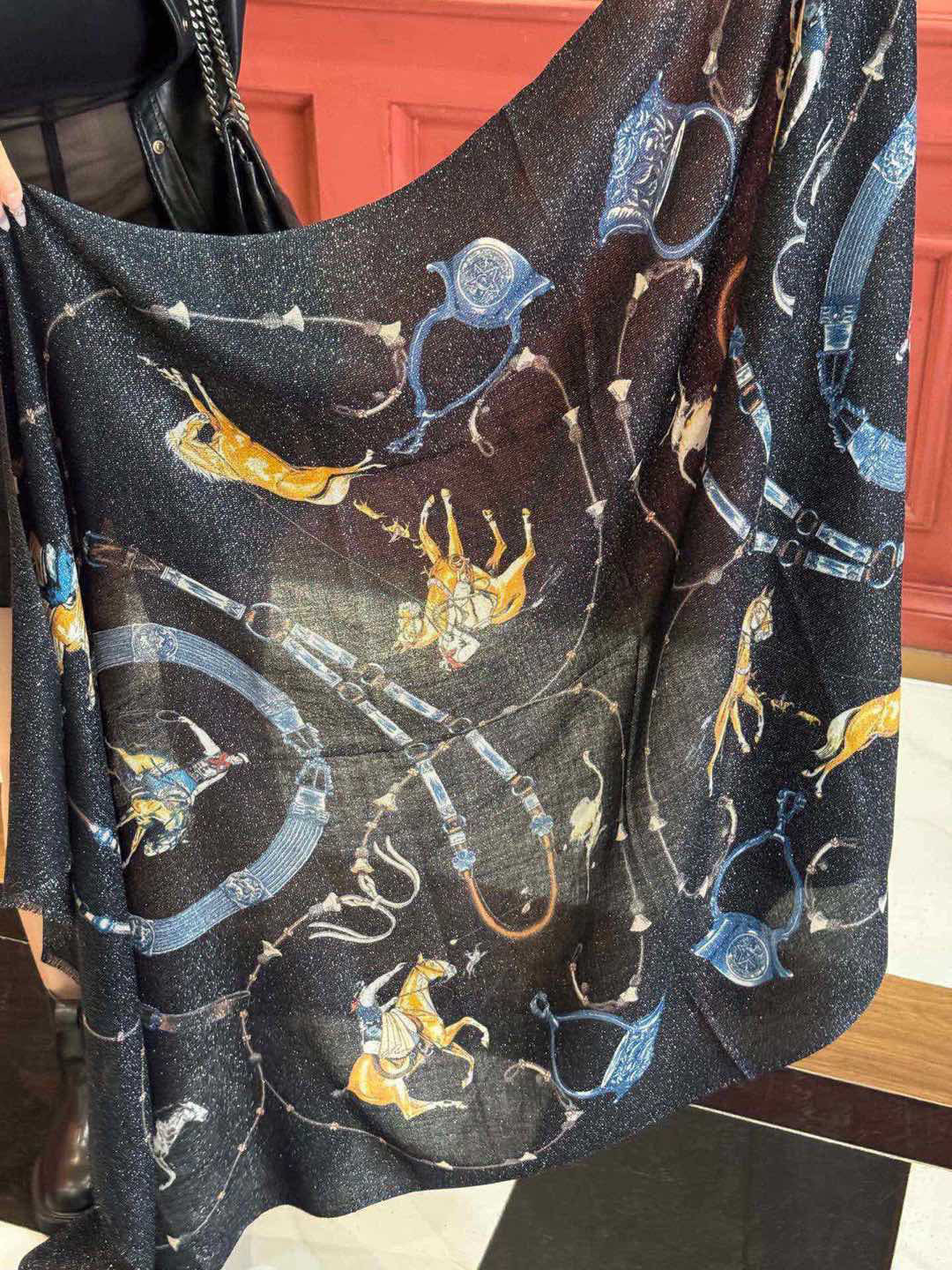   会发光发亮的围巾 新款🆕🏇🏇买了都说好看‼️推荐💕顶级工艺超值‼️爱马仕专柜爆款🎁💟立体呈现图案纹路