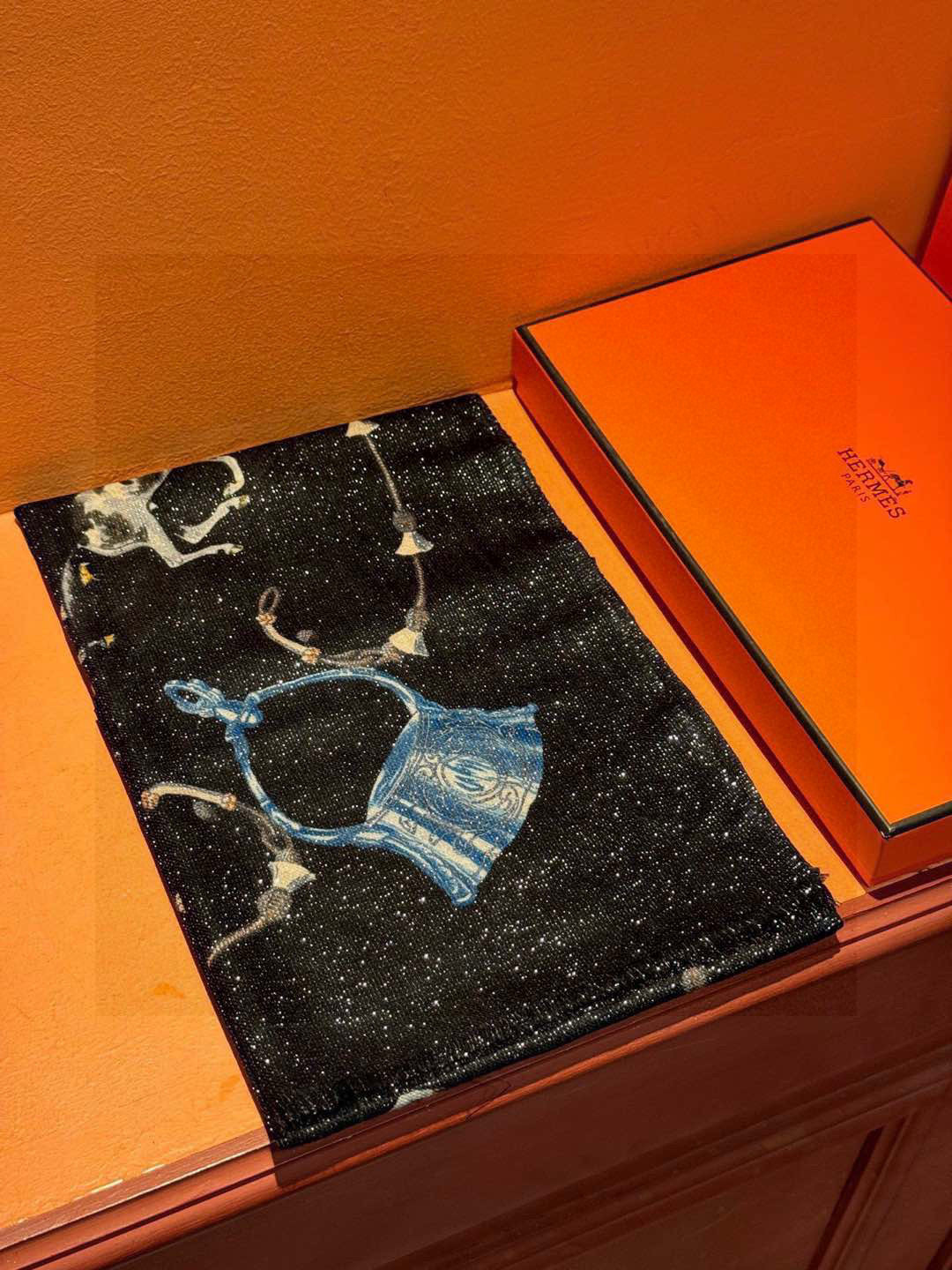   会发光发亮的围巾 新款🆕🏇🏇买了都说好看‼️推荐💕顶级工艺超值‼️爱马仕专柜爆款🎁💟立体呈现图案纹路