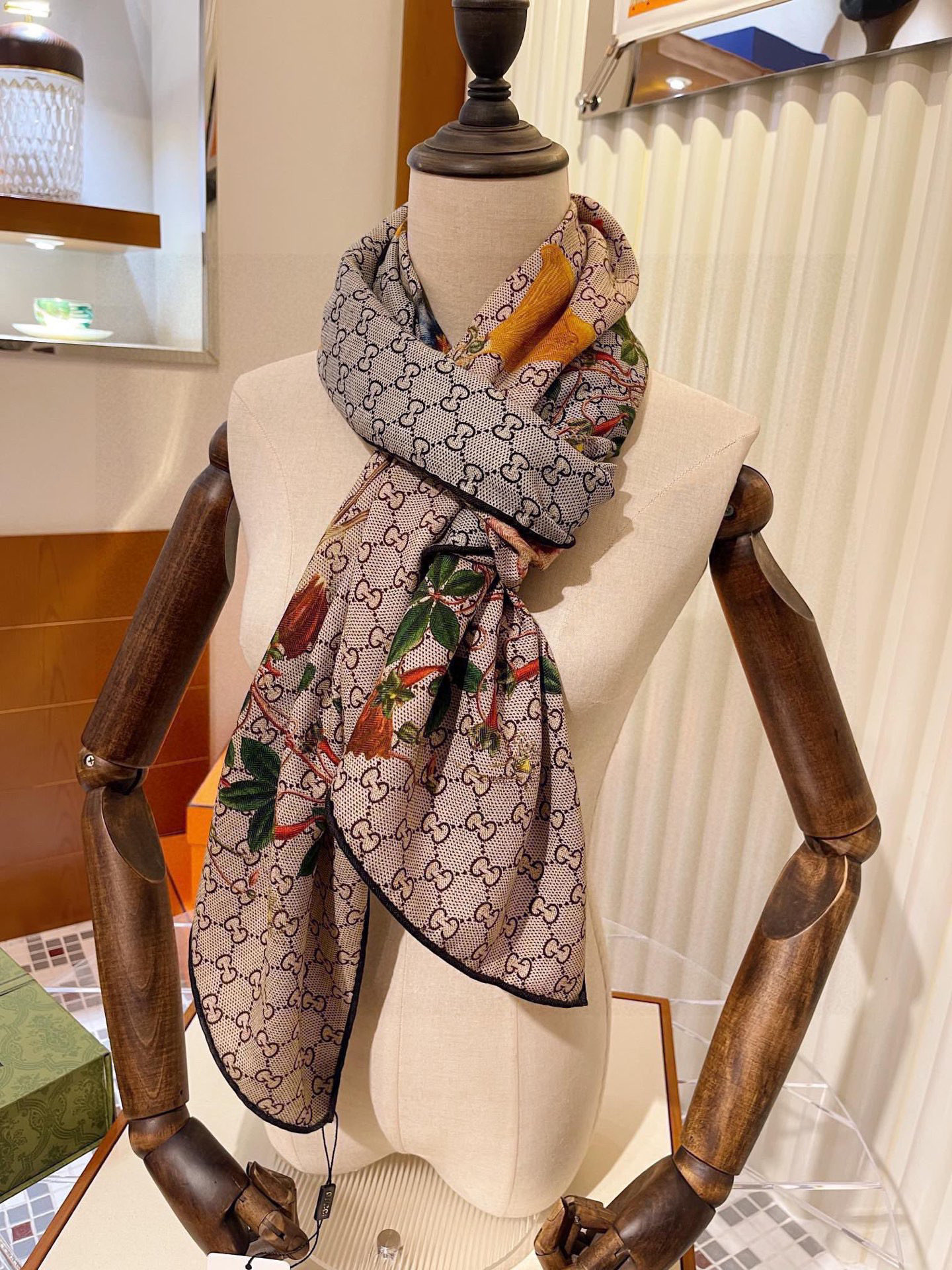  【▪️Gucci双面双色花卉羊绒围巾~超级抬气色！高级女人味！】羊绒围巾也能这么美！！！Gucci这款