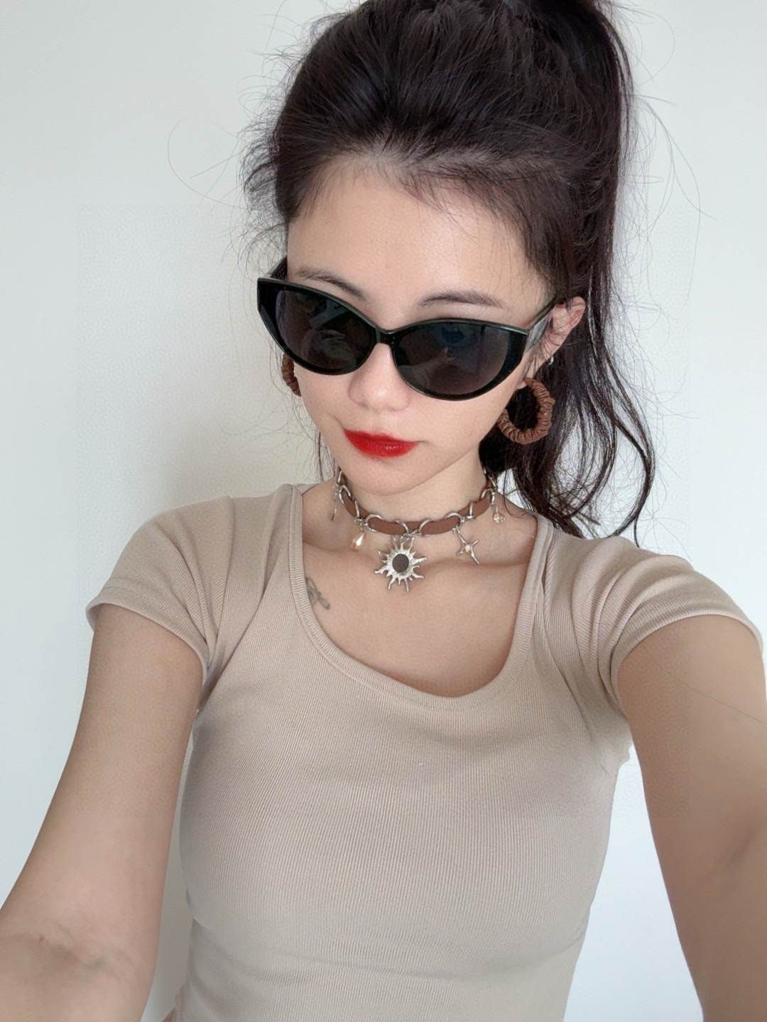 NO:368647,Chanel small frame sunglasses sunglasses classic square frame design, not picky about face shape, it looks very elegant whether it is matched with a coat or a dress, polarized lenses prevent UV rays Model CH1552 glasses sunglasses sunglasses, glasses, chanel, skirts19860909Chanel小框太阳镜墨镜 经典的方框设计,不挑脸型,无论搭配大衣还是连衣裙都非常显气质偏光镜片预防紫外线 型号CH1552眼镜墨镜太阳镜,眼镜,chanel,skirts,glasses