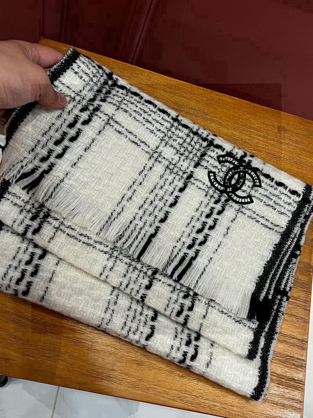  ‼️新😘😘香奈儿（CHANEL）年度最美‼️ 【双C编织格纹披肩】独家渠道原单货‼️年度最新力作 顶极