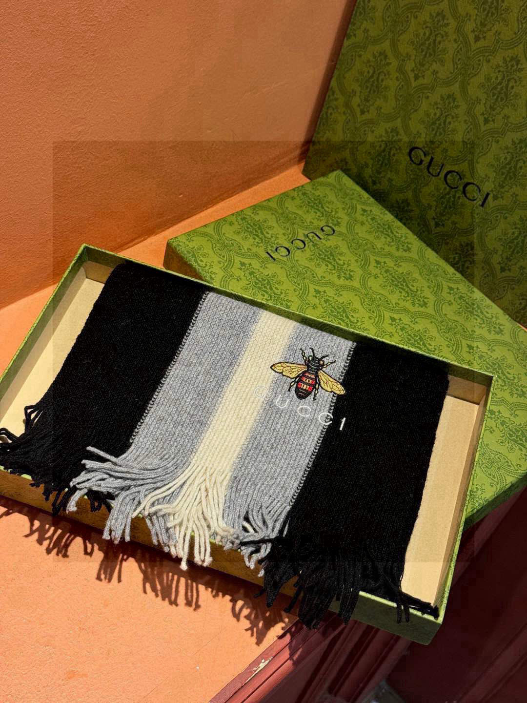   男女同款，百分百纯羊绒 Gucci 高端羊绒针织围巾！】可正式，可随意，非常Classical的设计
