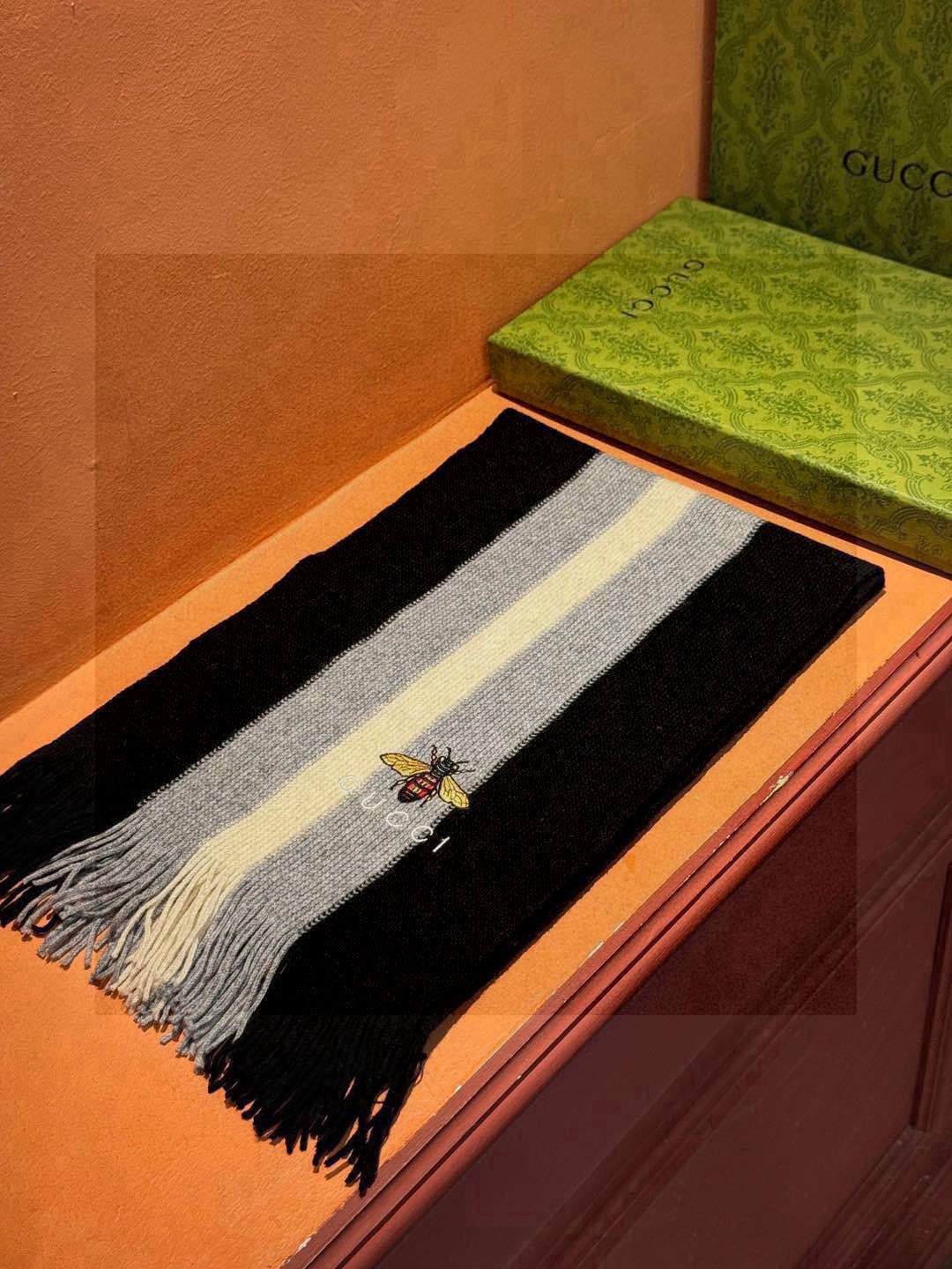   男女同款，百分百纯羊绒 Gucci 高端羊绒针织围巾！】可正式，可随意，非常Classical的设计