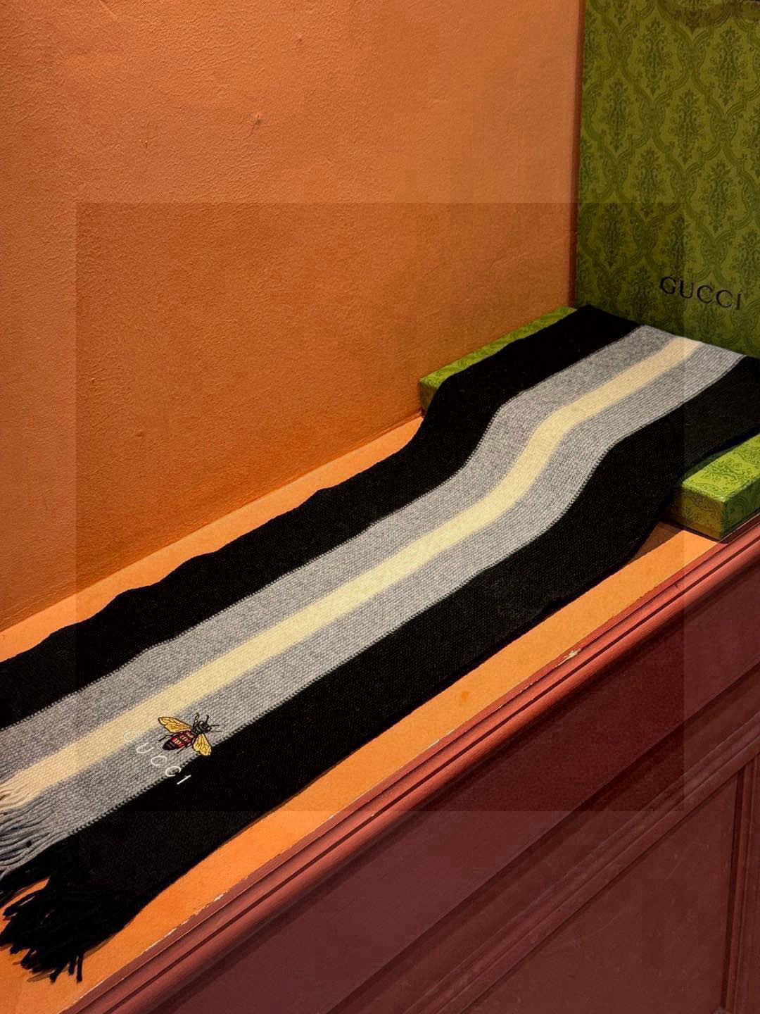   男女同款，百分百纯羊绒 Gucci 高端羊绒针织围巾！】可正式，可随意，非常Classical的设计