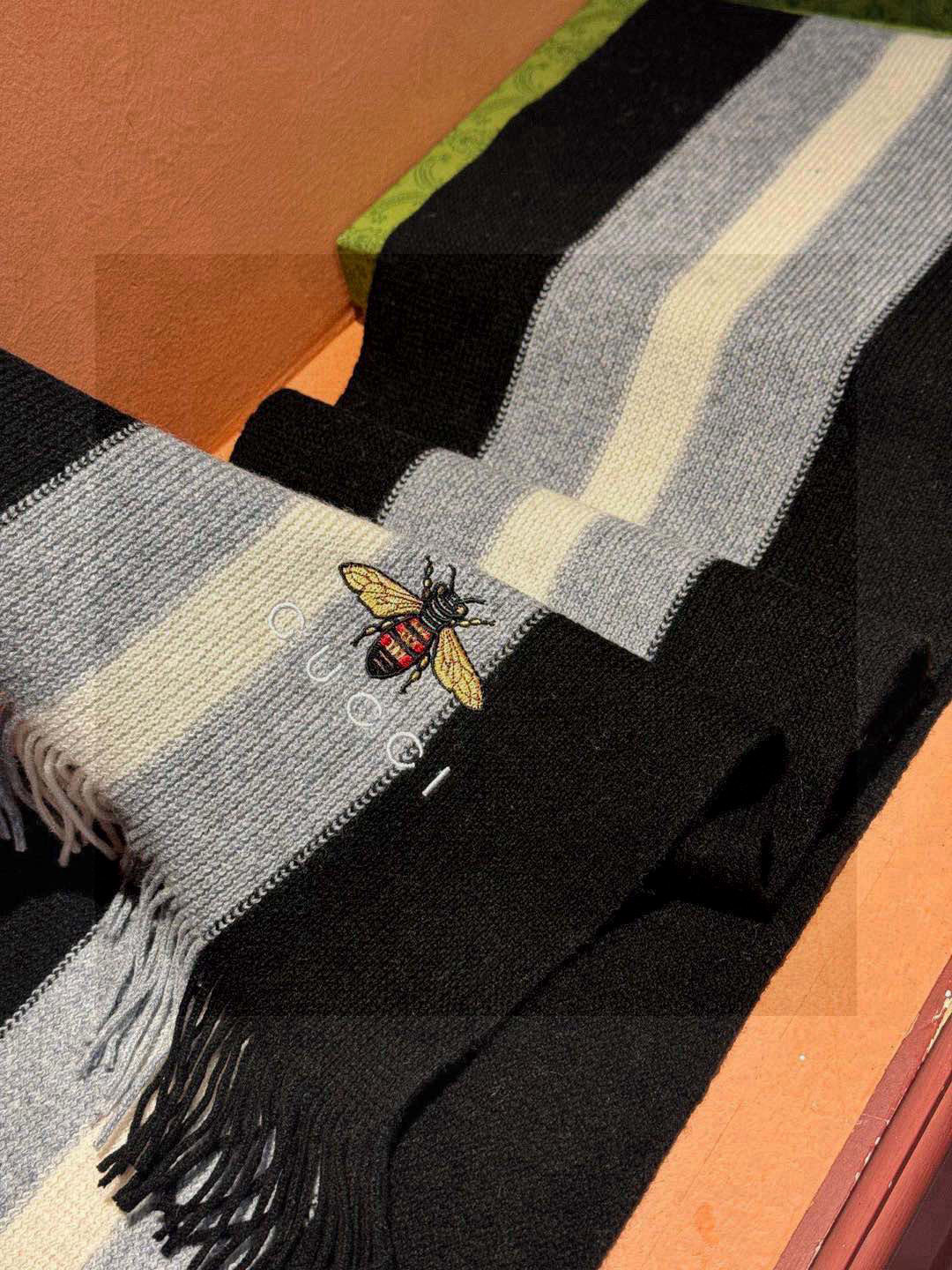   男女同款，百分百纯羊绒 Gucci 高端羊绒针织围巾！】可正式，可随意，非常Classical的设计