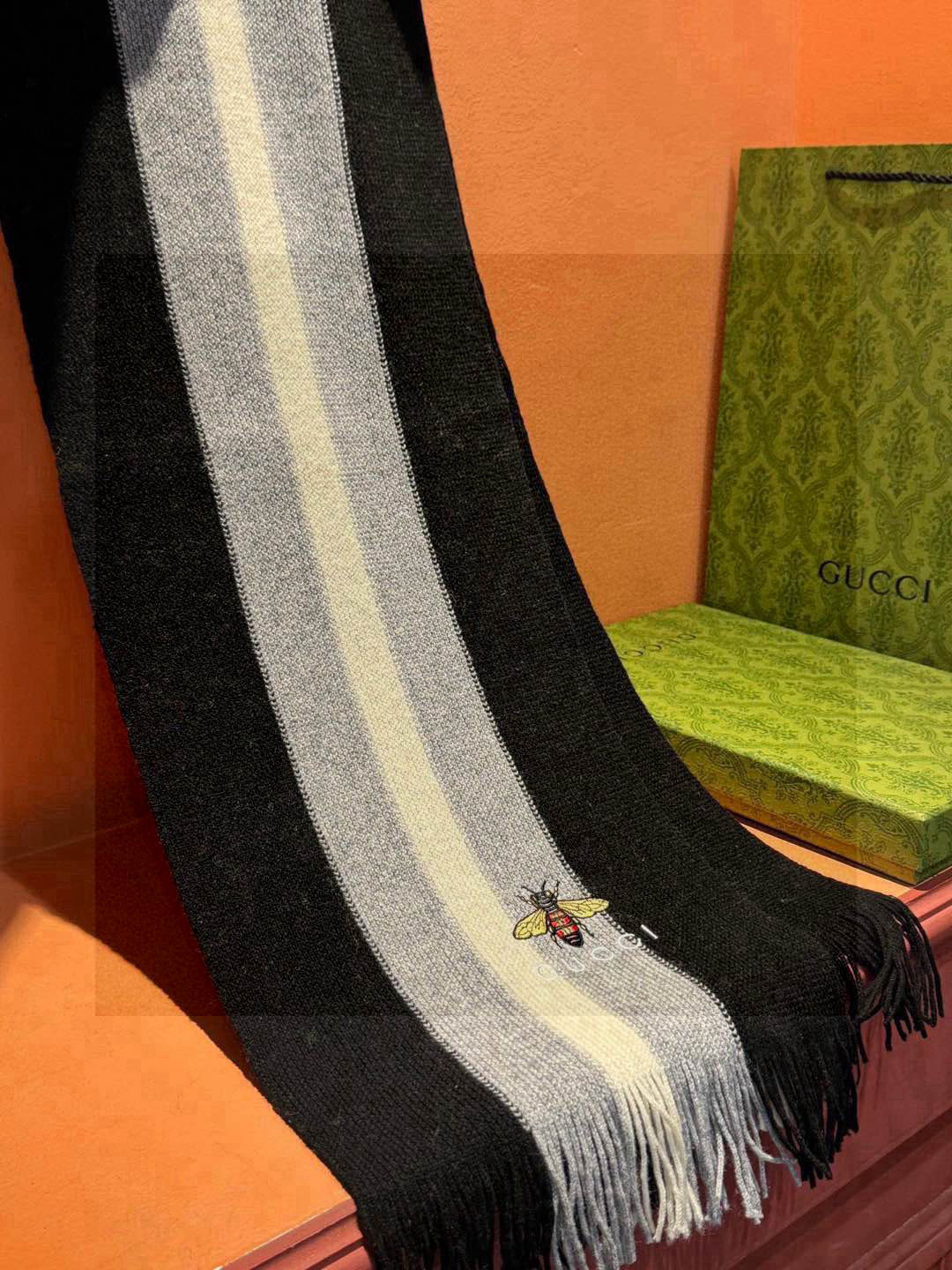   男女同款，百分百纯羊绒 Gucci 高端羊绒针织围巾！】可正式，可随意，非常Classical的设计