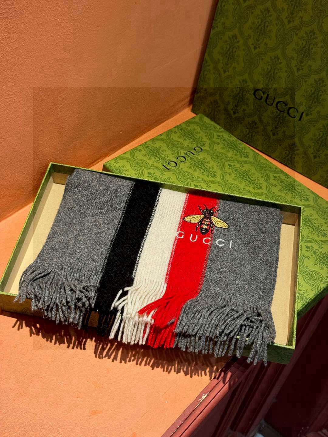   男女同款，百分百纯羊绒 Gucci 高端羊绒针织围巾！】可正式，可随意，非常Classical的设计