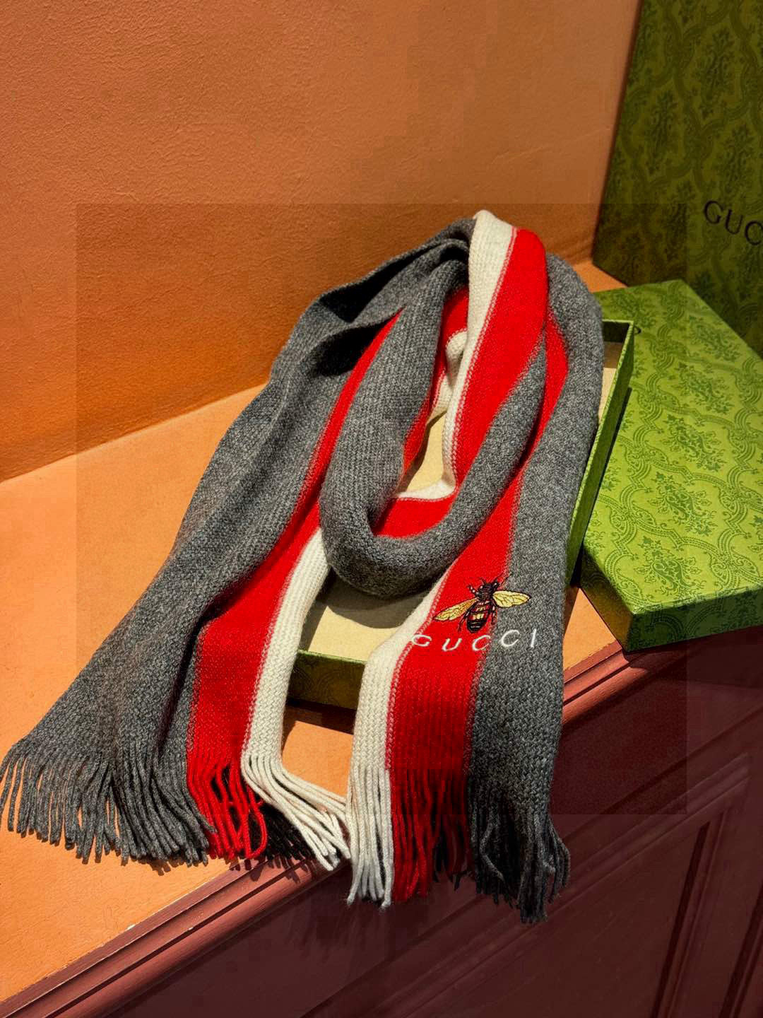   男女同款，百分百纯羊绒 Gucci 高端羊绒针织围巾！】可正式，可随意，非常Classical的设计