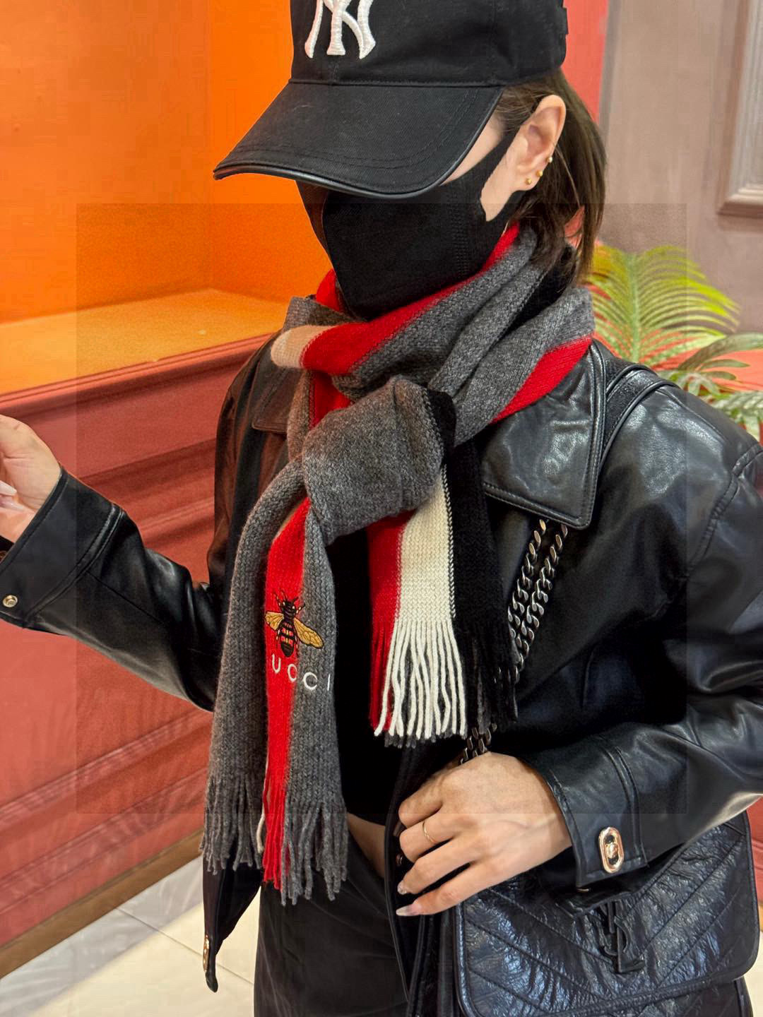   男女同款，百分百纯羊绒 Gucci 高端羊绒针织围巾！】可正式，可随意，非常Classical的设计