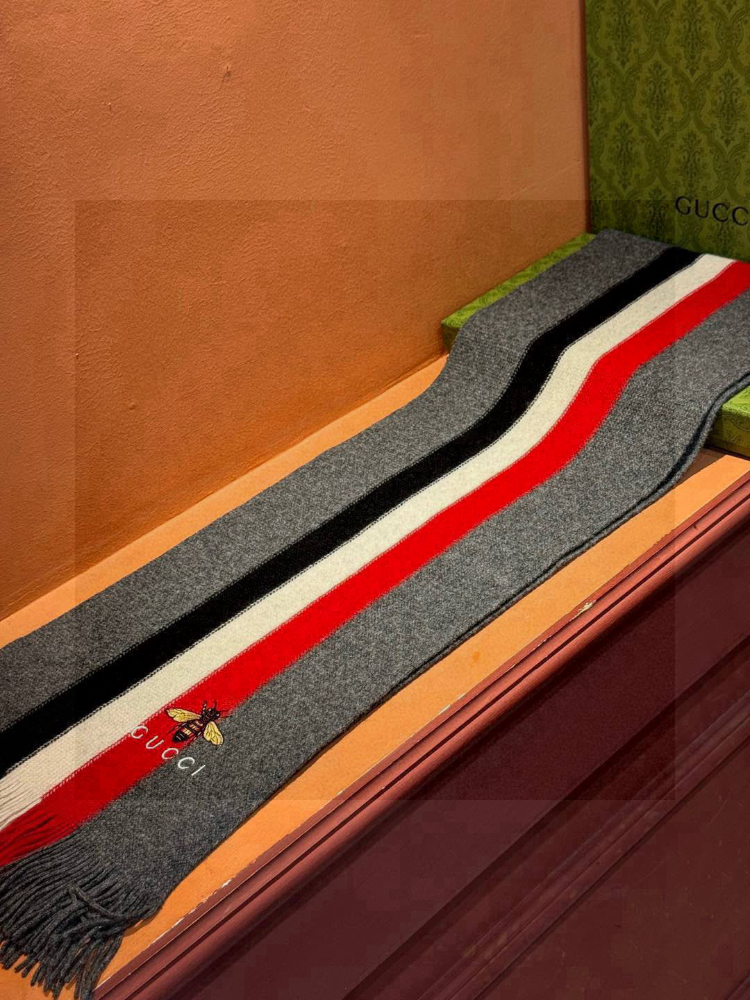   男女同款，百分百纯羊绒 Gucci 高端羊绒针织围巾！】可正式，可随意，非常Classical的设计