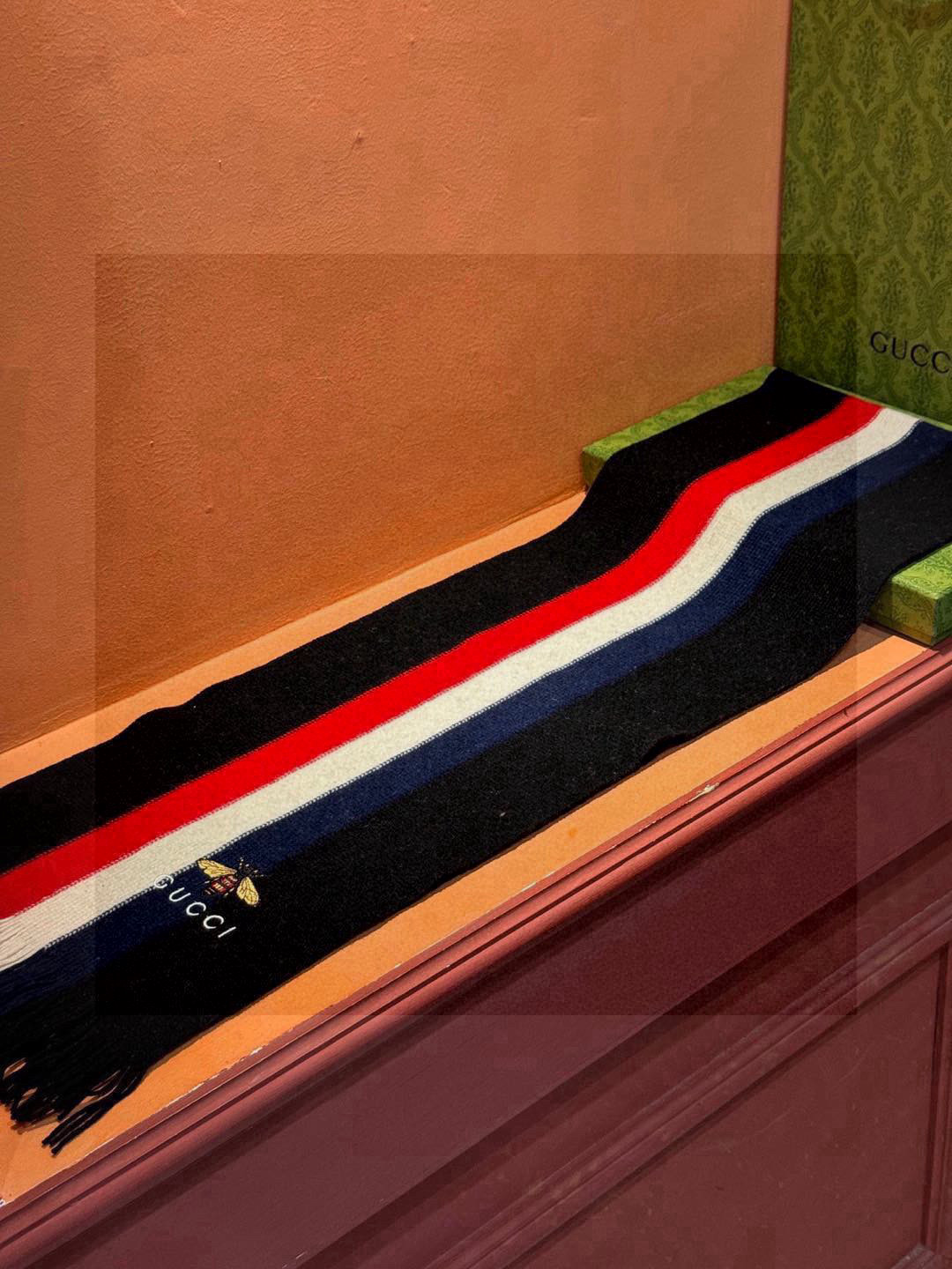   男女同款，百分百纯羊绒 Gucci 高端羊绒针织围巾！】可正式，可随意，非常Classical的设计