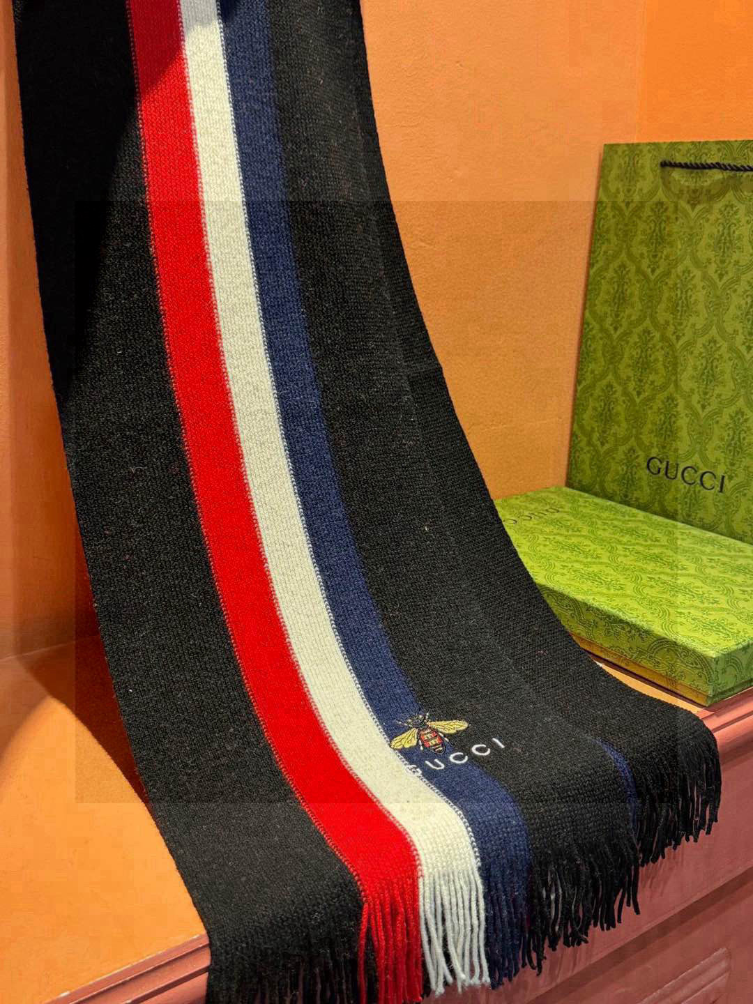   男女同款，百分百纯羊绒 Gucci 高端羊绒针织围巾！】可正式，可随意，非常Classical的设计