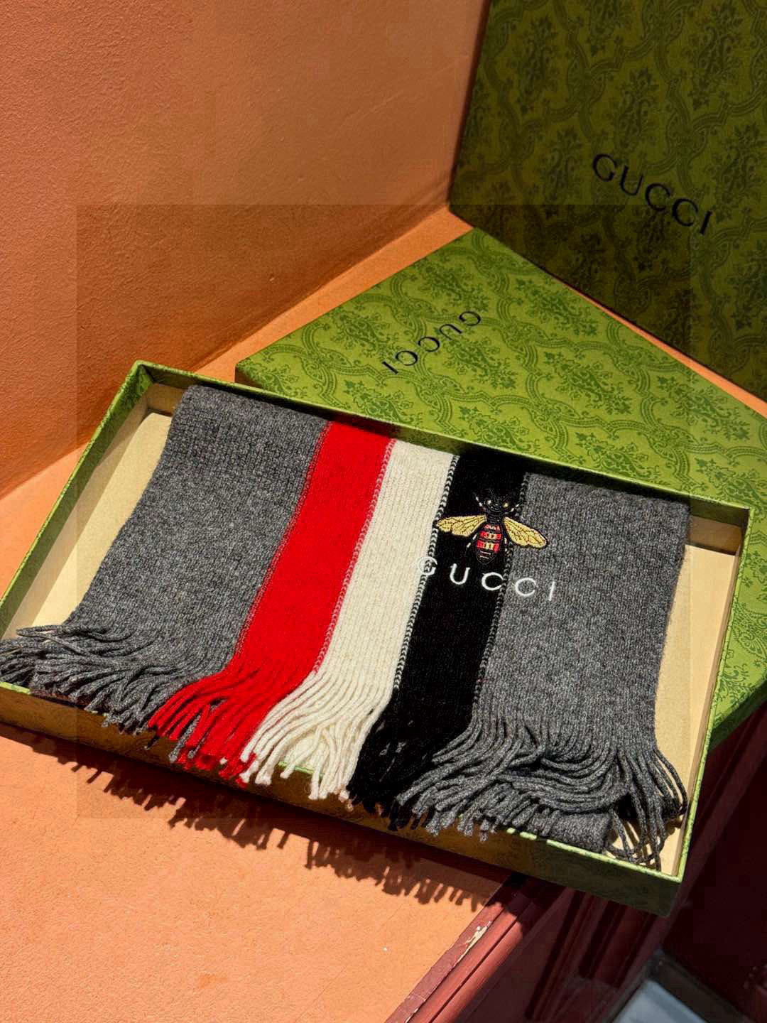   男女同款，百分百纯羊绒 Gucci 高端羊绒针织围巾！】可正式，可随意，非常Classical的设计