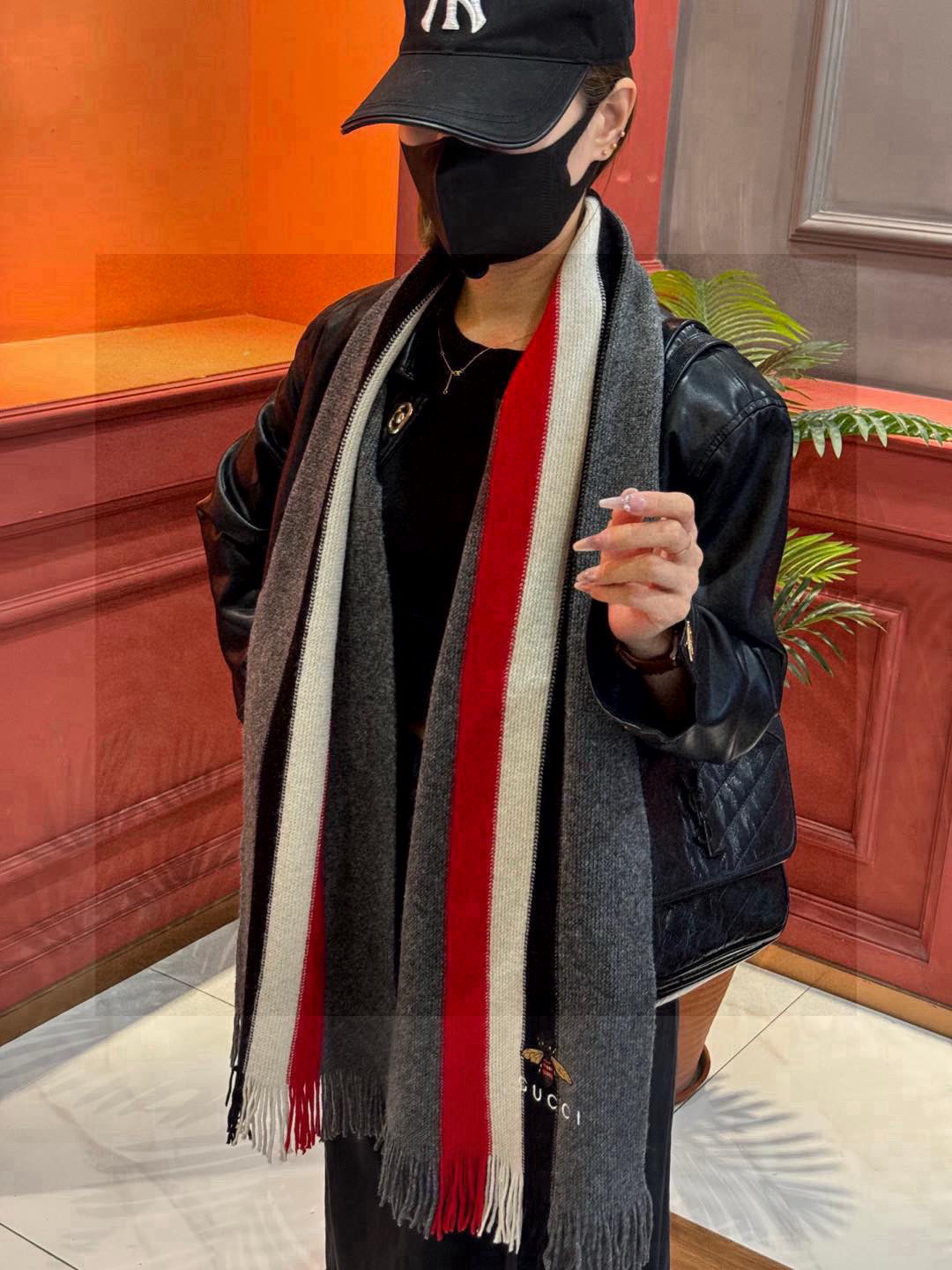   男女同款，百分百纯羊绒 Gucci 高端羊绒针织围巾！】可正式，可随意，非常Classical的设计