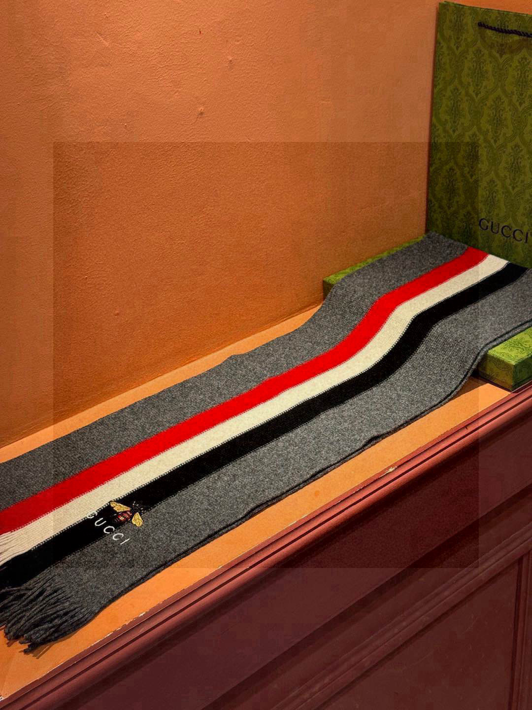   男女同款，百分百纯羊绒 Gucci 高端羊绒针织围巾！】可正式，可随意，非常Classical的设计