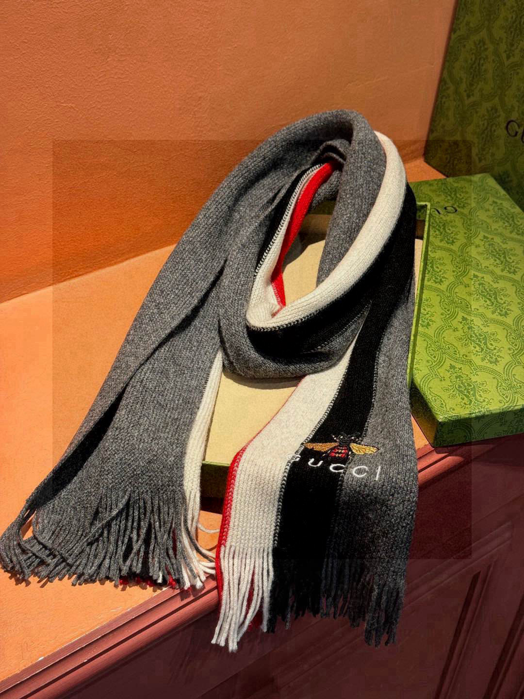   男女同款，百分百纯羊绒 Gucci 高端羊绒针织围巾！】可正式，可随意，非常Classical的设计