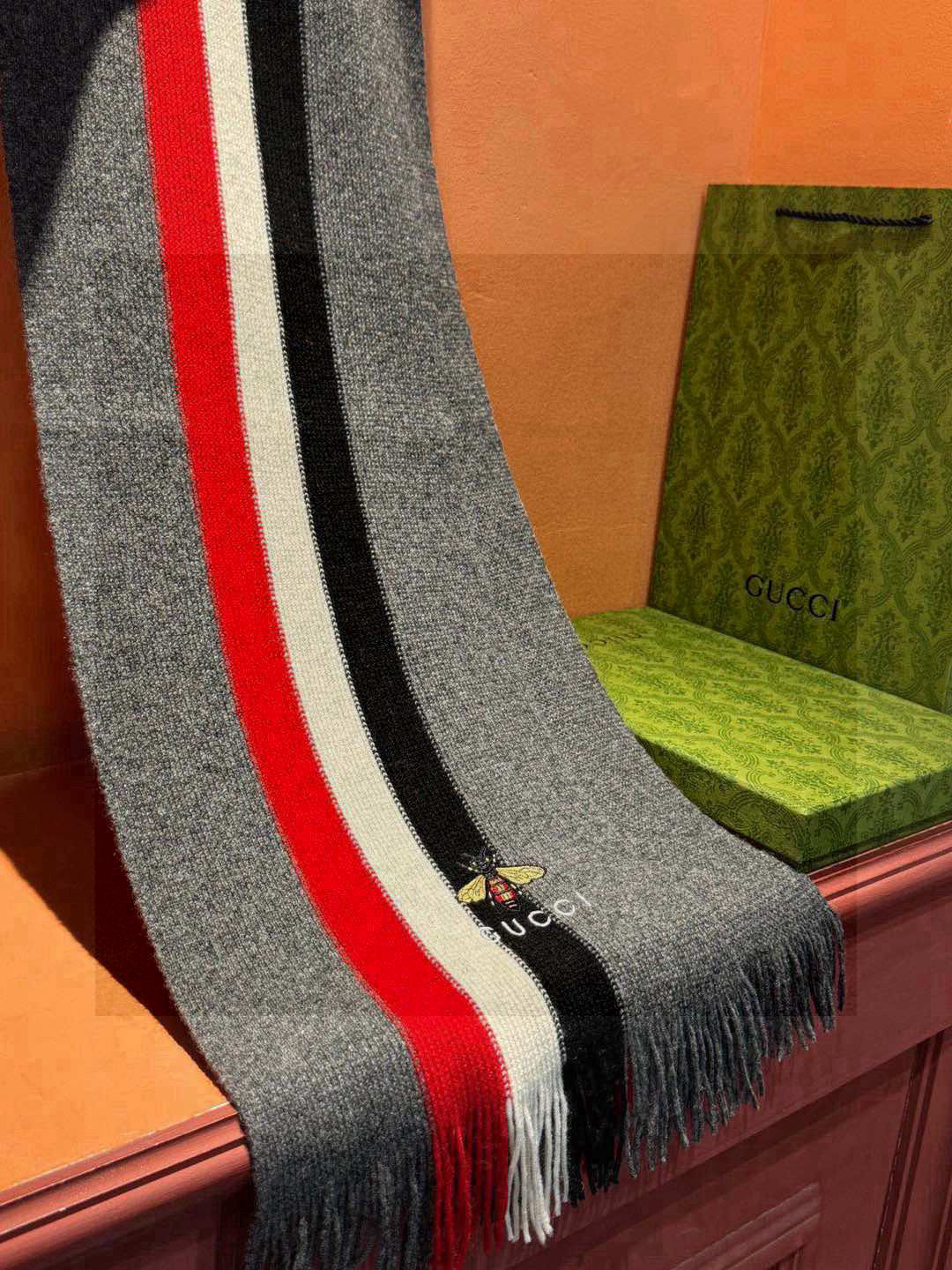   男女同款，百分百纯羊绒 Gucci 高端羊绒针织围巾！】可正式，可随意，非常Classical的设计