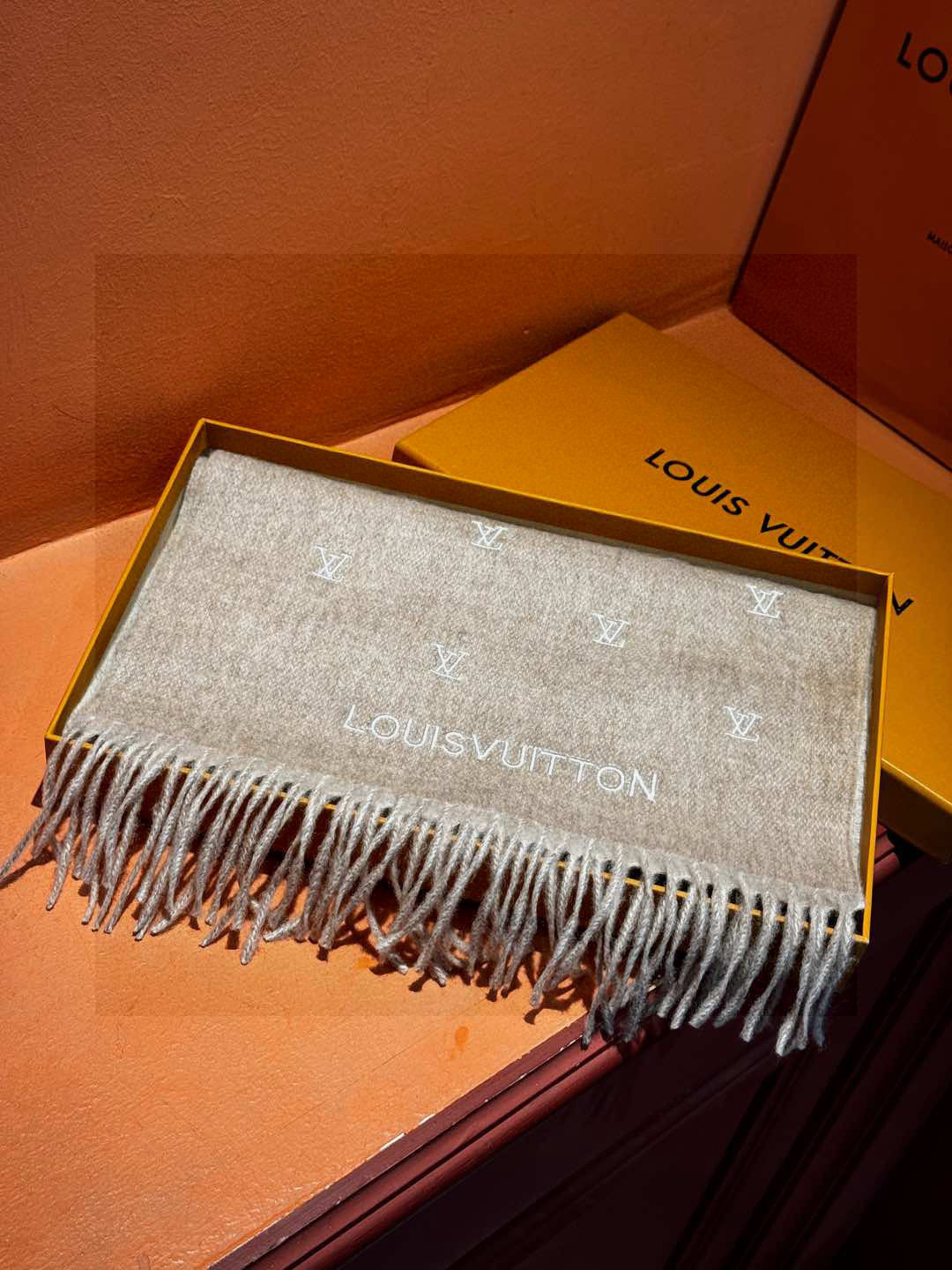   【LV】官网新款 情侣款 巴黎时装展双面羊绒围巾！采用蒙古高原细羊绒！手感满满地都是细腻的绒毛！这个