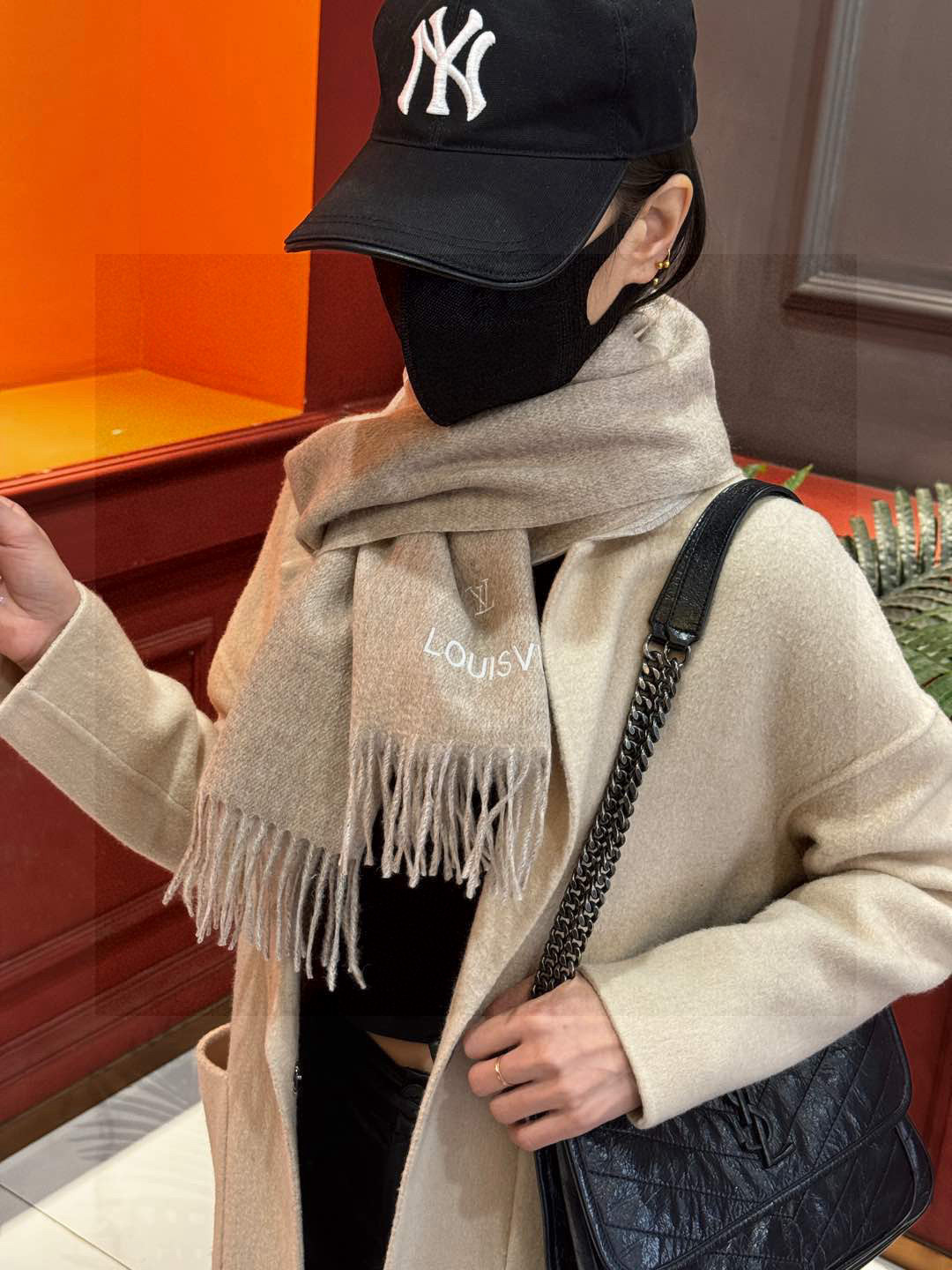   【LV】官网新款 情侣款 巴黎时装展双面羊绒围巾！采用蒙古高原细羊绒！手感满满地都是细腻的绒毛！这个