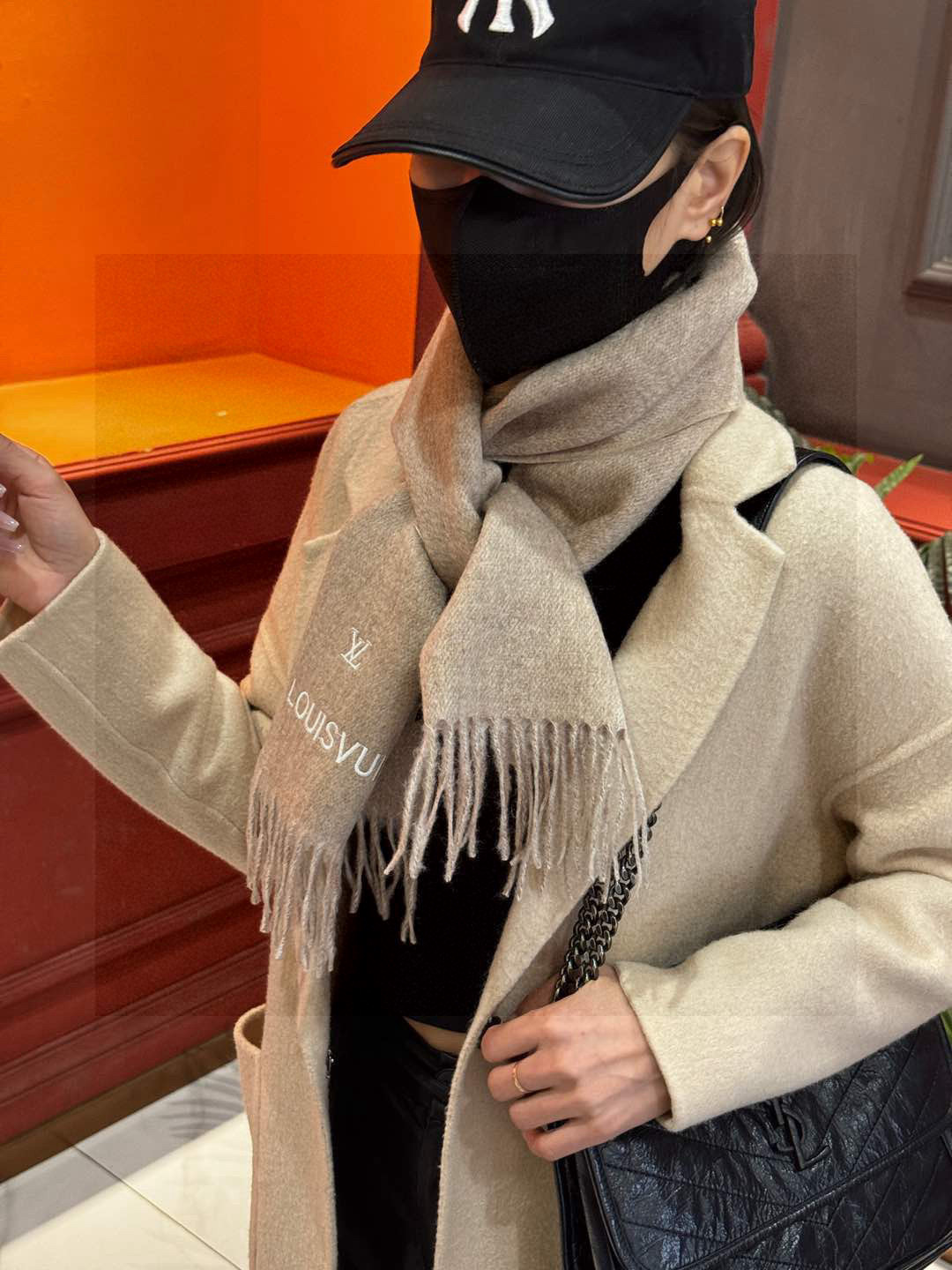   【LV】官网新款 情侣款 巴黎时装展双面羊绒围巾！采用蒙古高原细羊绒！手感满满地都是细腻的绒毛！这个