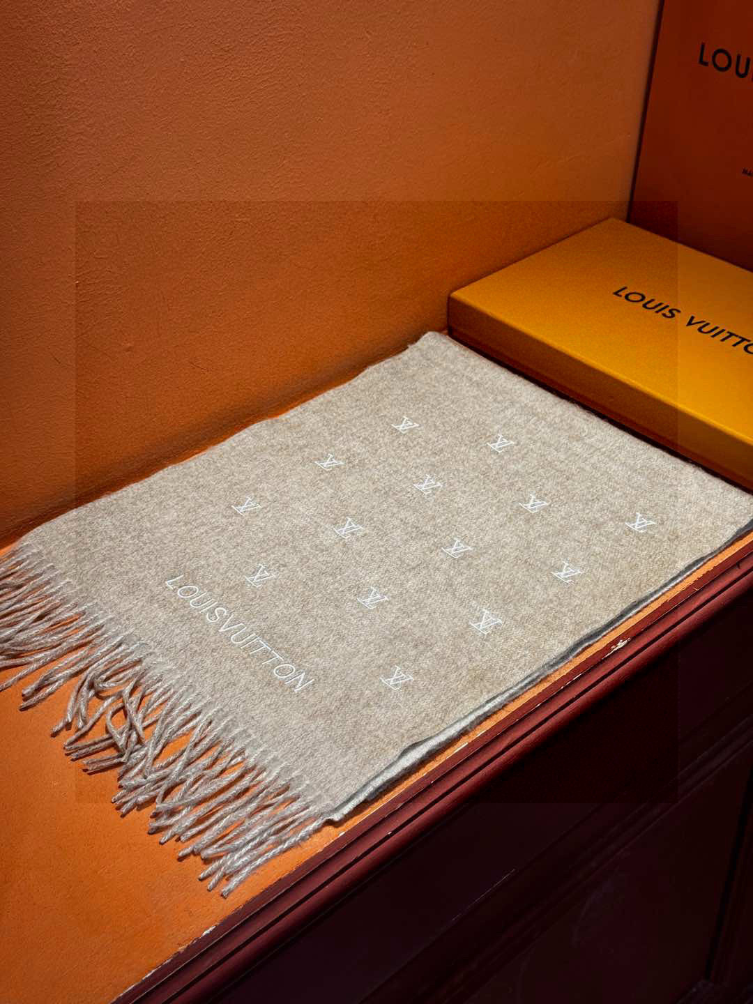   【LV】官网新款 情侣款 巴黎时装展双面羊绒围巾！采用蒙古高原细羊绒！手感满满地都是细腻的绒毛！这个