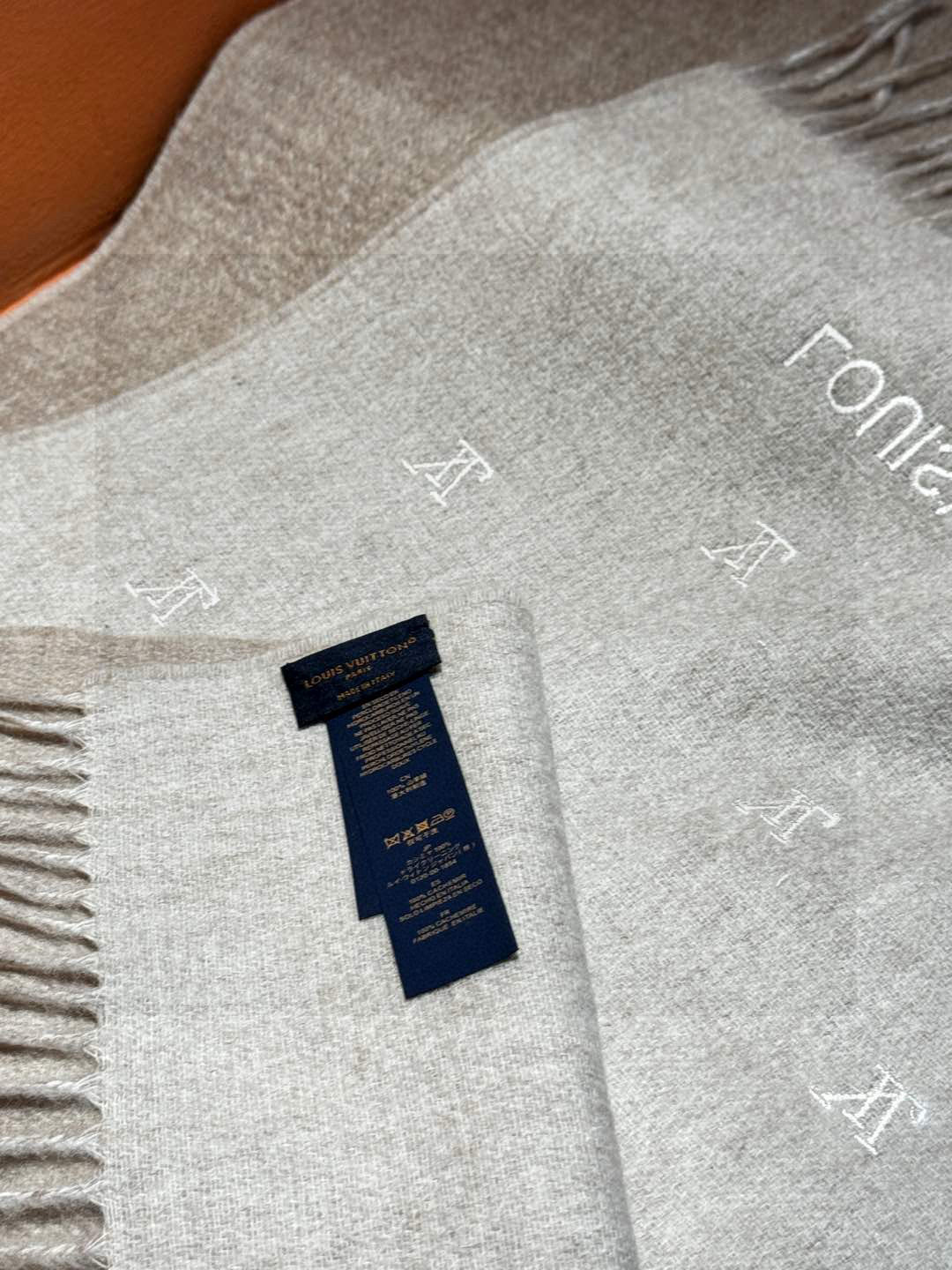   【LV】官网新款 情侣款 巴黎时装展双面羊绒围巾！采用蒙古高原细羊绒！手感满满地都是细腻的绒毛！这个