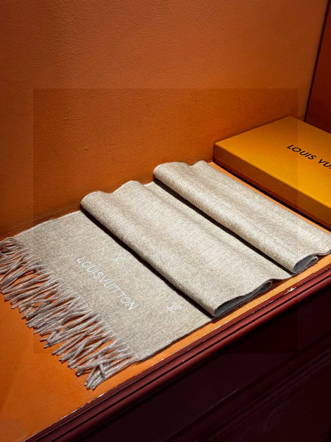   【LV】官网新款 情侣款 巴黎时装展双面羊绒围巾！采用蒙古高原细羊绒！手感满满地都是细腻的绒毛！这个