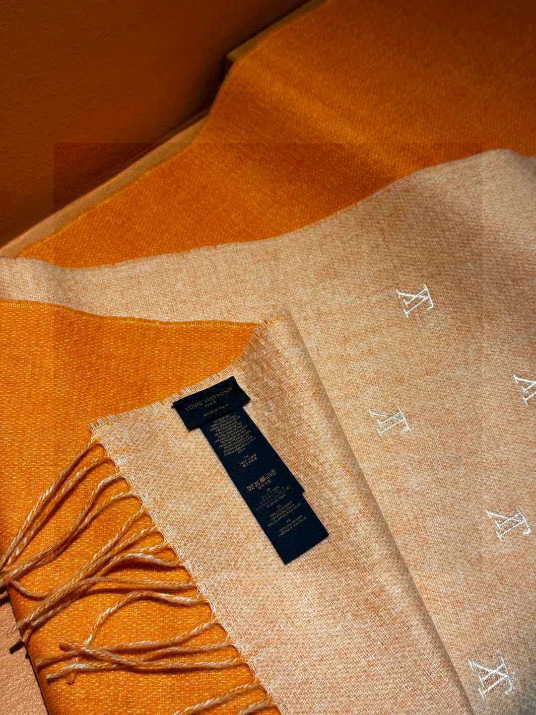   【LV】官网新款 情侣款 巴黎时装展双面羊绒围巾！采用蒙古高原细羊绒！手感满满地都是细腻的绒毛！这个