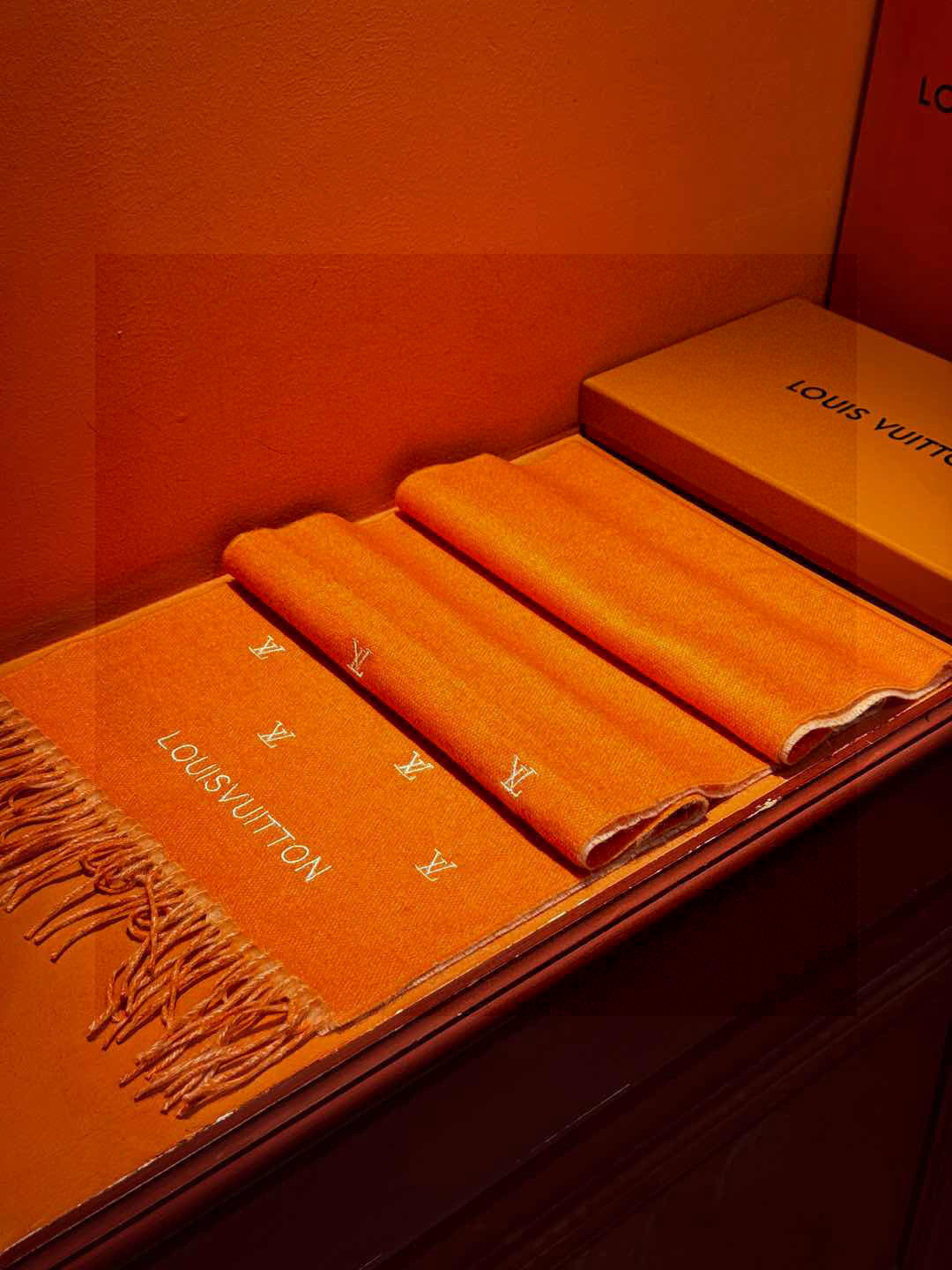   【LV】官网新款 情侣款 巴黎时装展双面羊绒围巾！采用蒙古高原细羊绒！手感满满地都是细腻的绒毛！这个