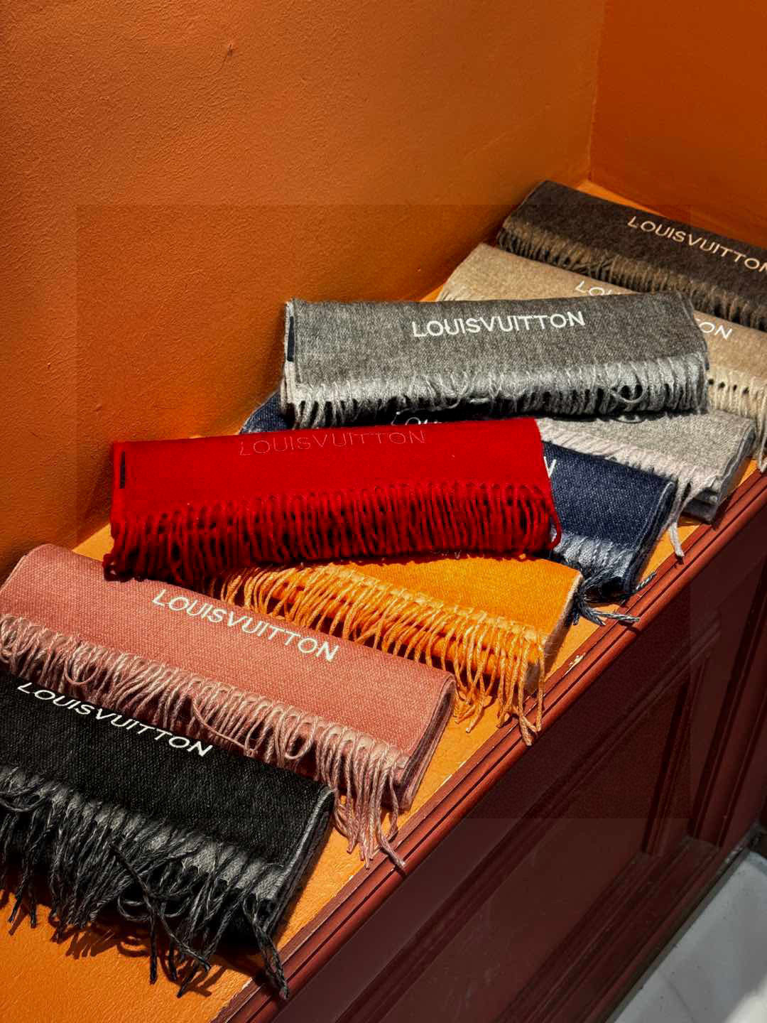   【LV】官网新款 情侣款 巴黎时装展双面羊绒围巾！采用蒙古高原细羊绒！手感满满地都是细腻的绒毛！这个