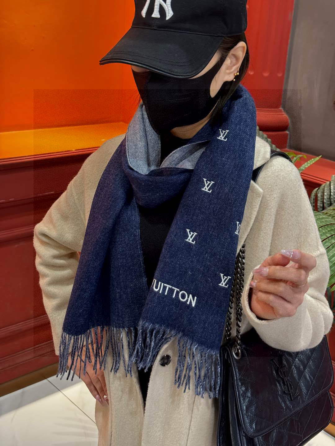   【LV】官网新款 情侣款 巴黎时装展双面羊绒围巾！采用蒙古高原细羊绒！手感满满地都是细腻的绒毛！这个