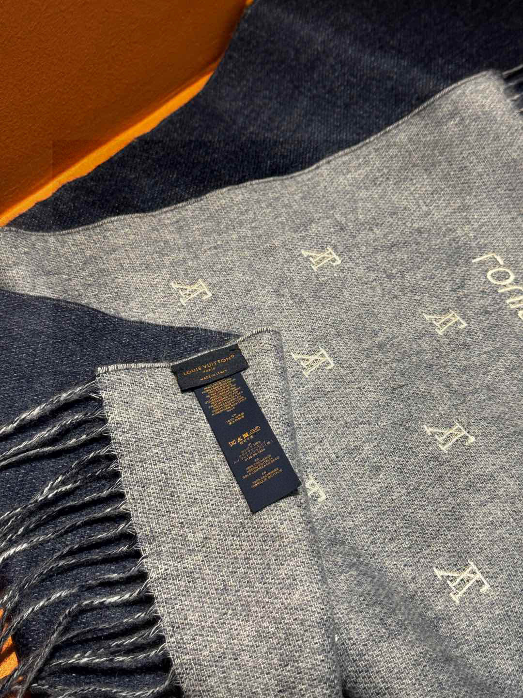   【LV】官网新款 情侣款 巴黎时装展双面羊绒围巾！采用蒙古高原细羊绒！手感满满地都是细腻的绒毛！这个